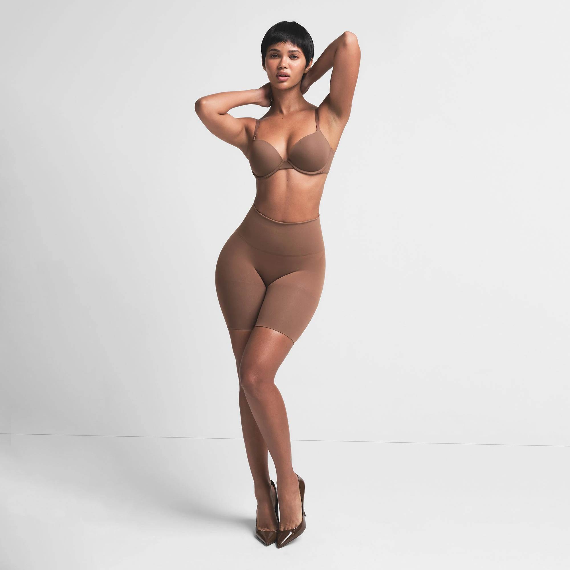 SEAMLESS SCULPT BUTT LIFTING SHORT | JASPER ON A MODEL FRONT VIEW | FOCUS: 0.0, 1.0, 0.9