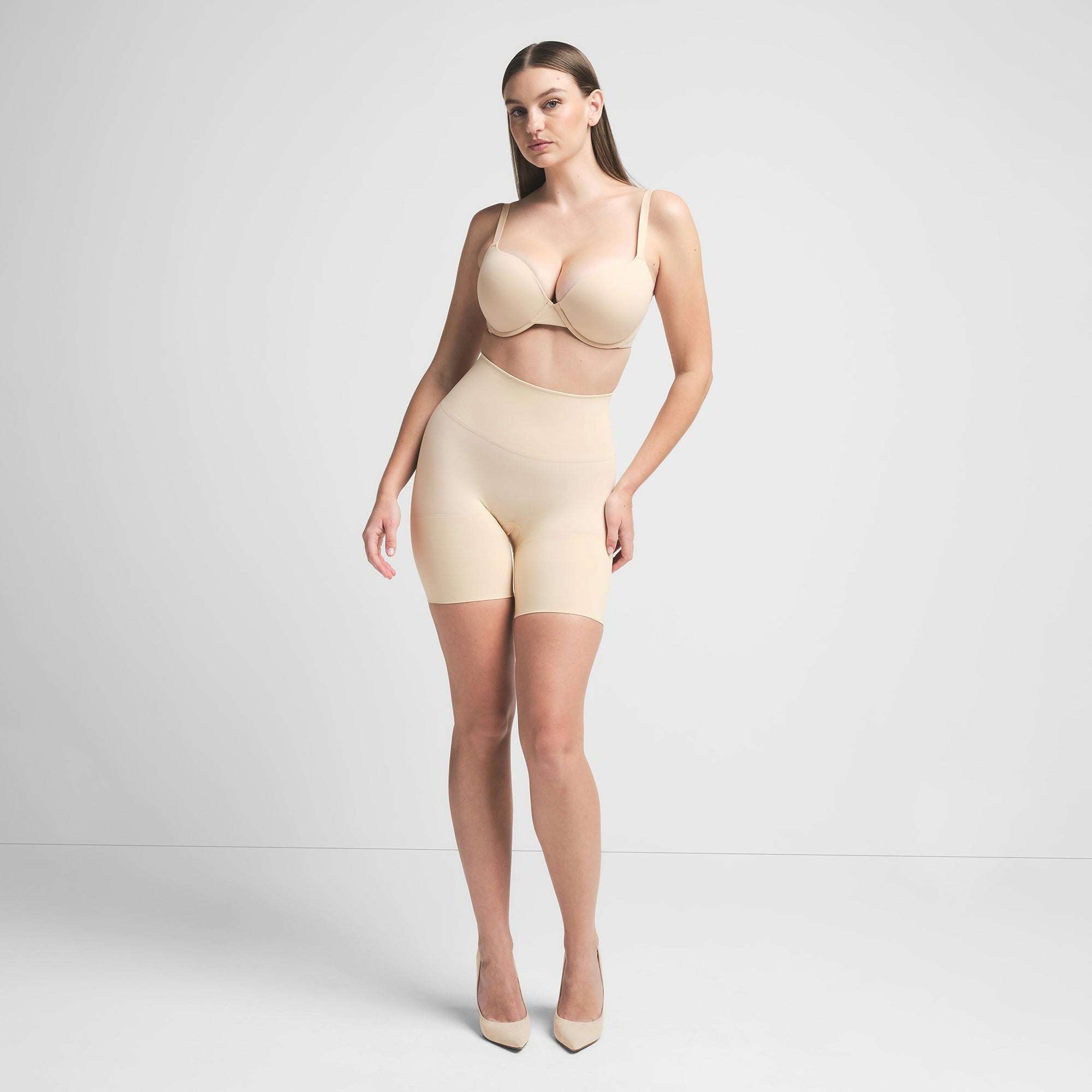 SEAMLESS SCULPT BUTT LIFTING SHORT | SAND ON A MODEL FRONT VIEW | FOCUS: 0.0, 1.0, 0.9