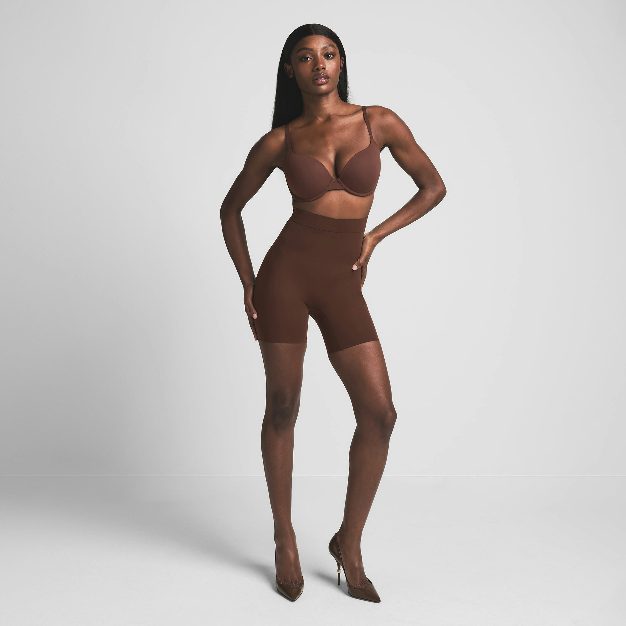 EVERYDAY SCULPT HIGH-WAISTED MID THIGH SHORT | COCOA ON A MODEL FRONT VIEW