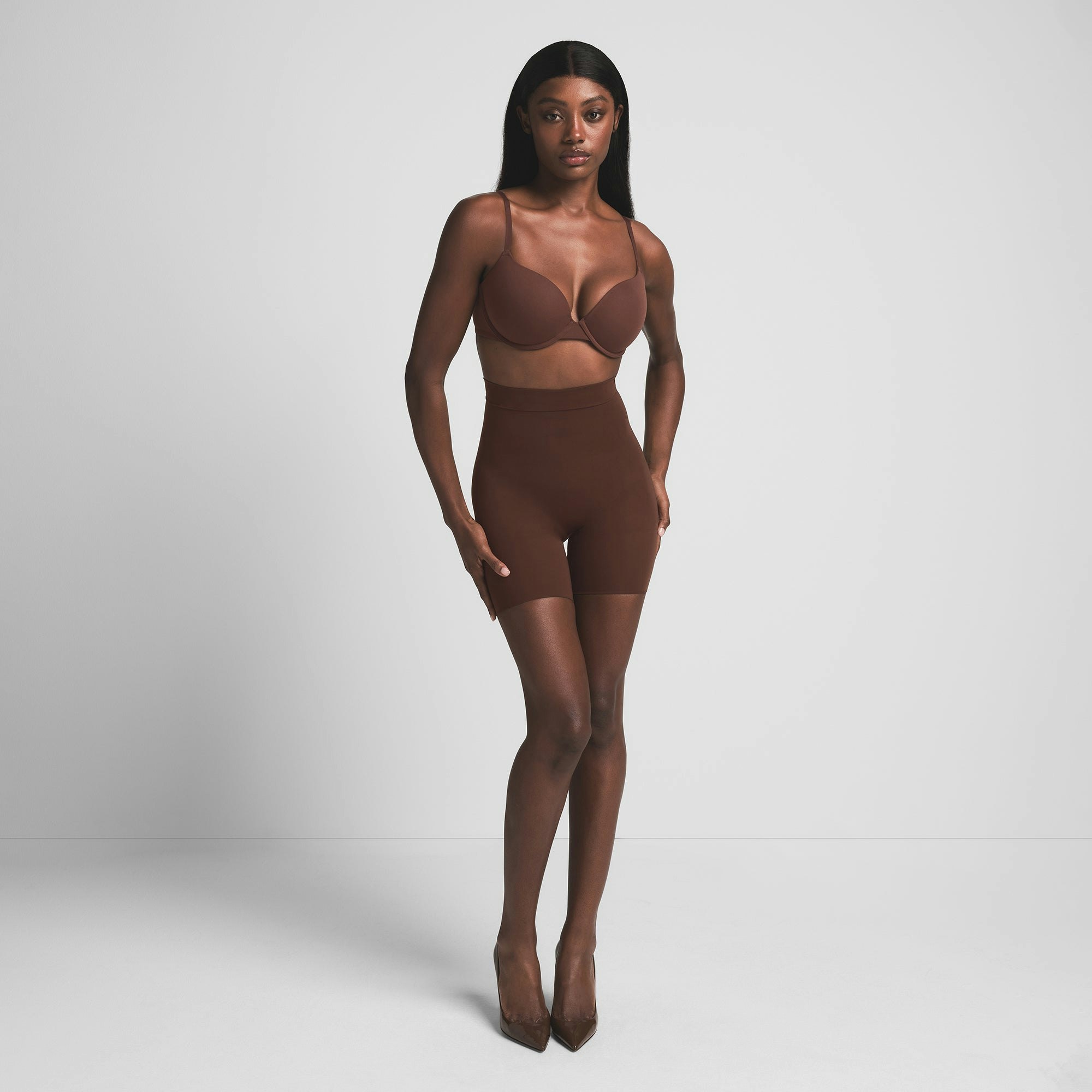 EVERYDAY SCULPT HIGH-WAISTED MID THIGH SHORT | COCOA ON A MODEL FRONT VIEW | FOCUS: 0.0, 1.0, 0.9