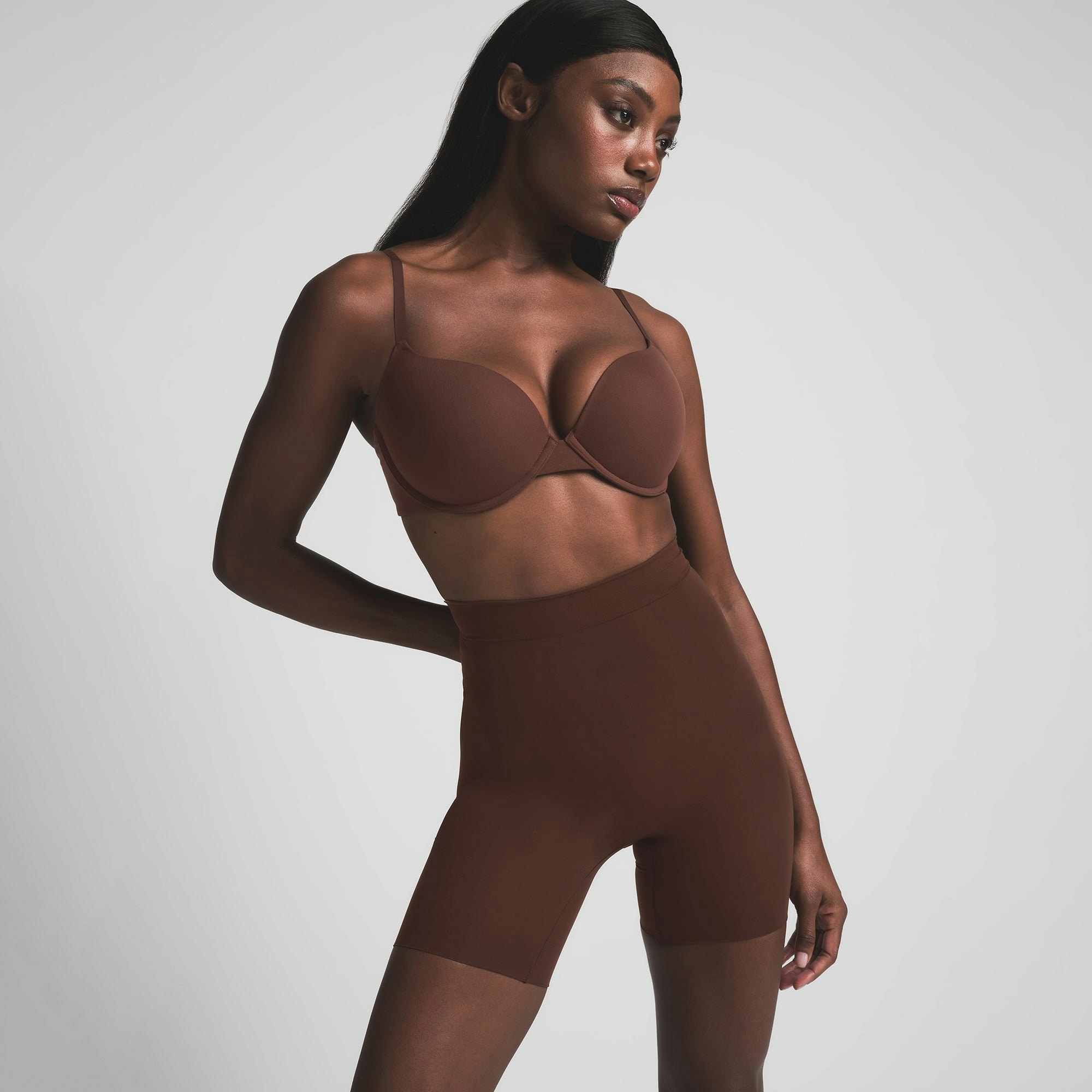 EVERYDAY SCULPT HIGH-WAISTED MID THIGH SHORT | COCOA ON A MODEL FRONT VIEW