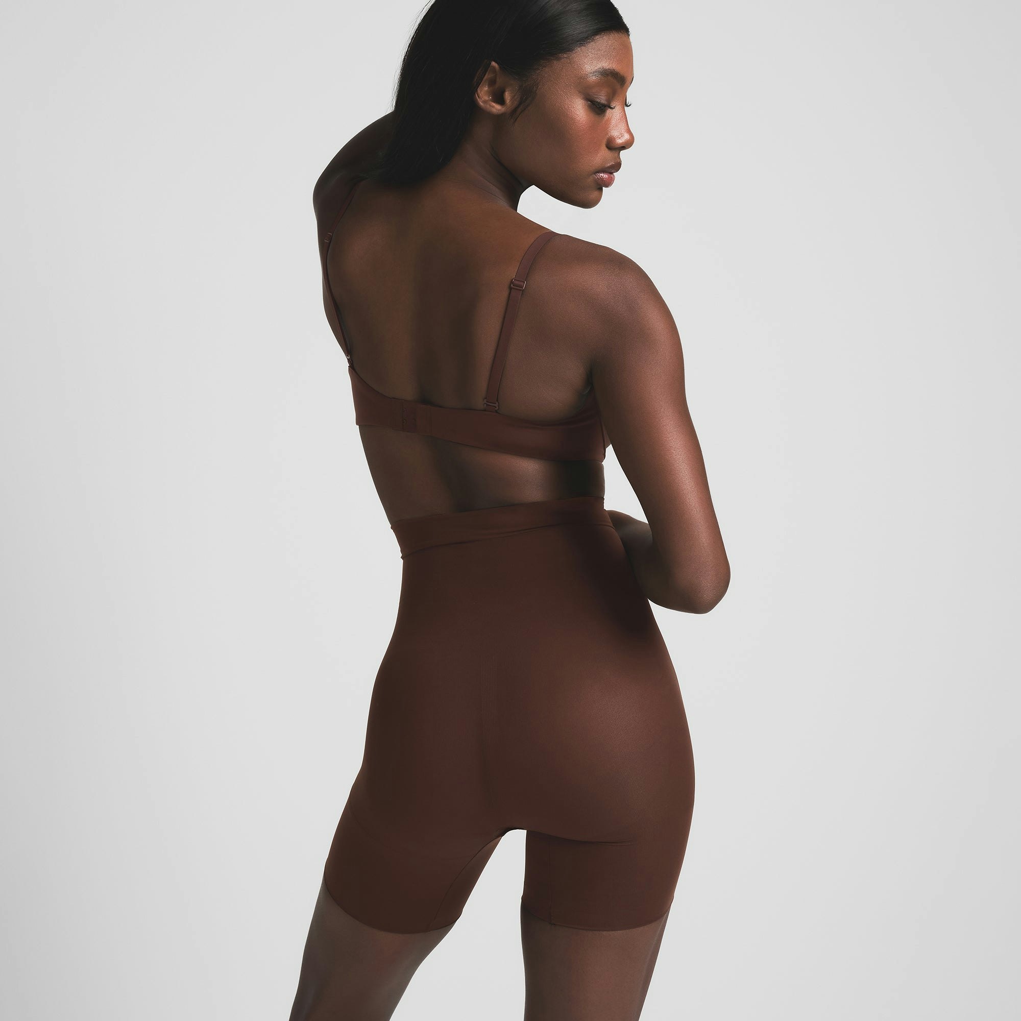 EVERYDAY SCULPT HIGH-WAISTED MID THIGH SHORT | COCOA ON A MODEL BACK VIEW