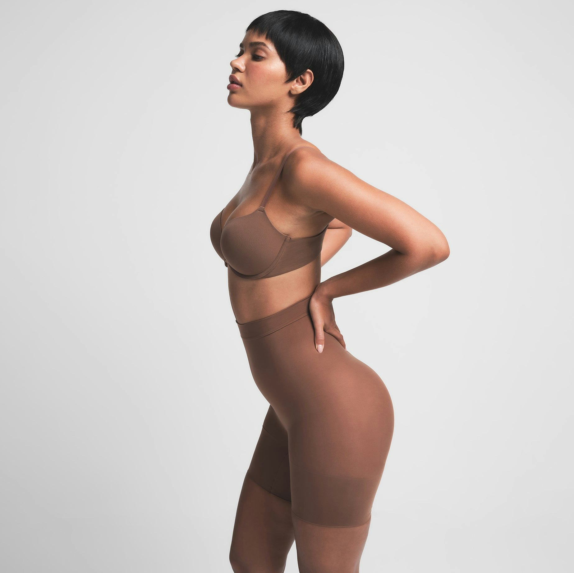 EVERYDAY SCULPT HIGH-WAISTED MID THIGH SHORT | JASPER ON A MODEL SIDE VIEW
