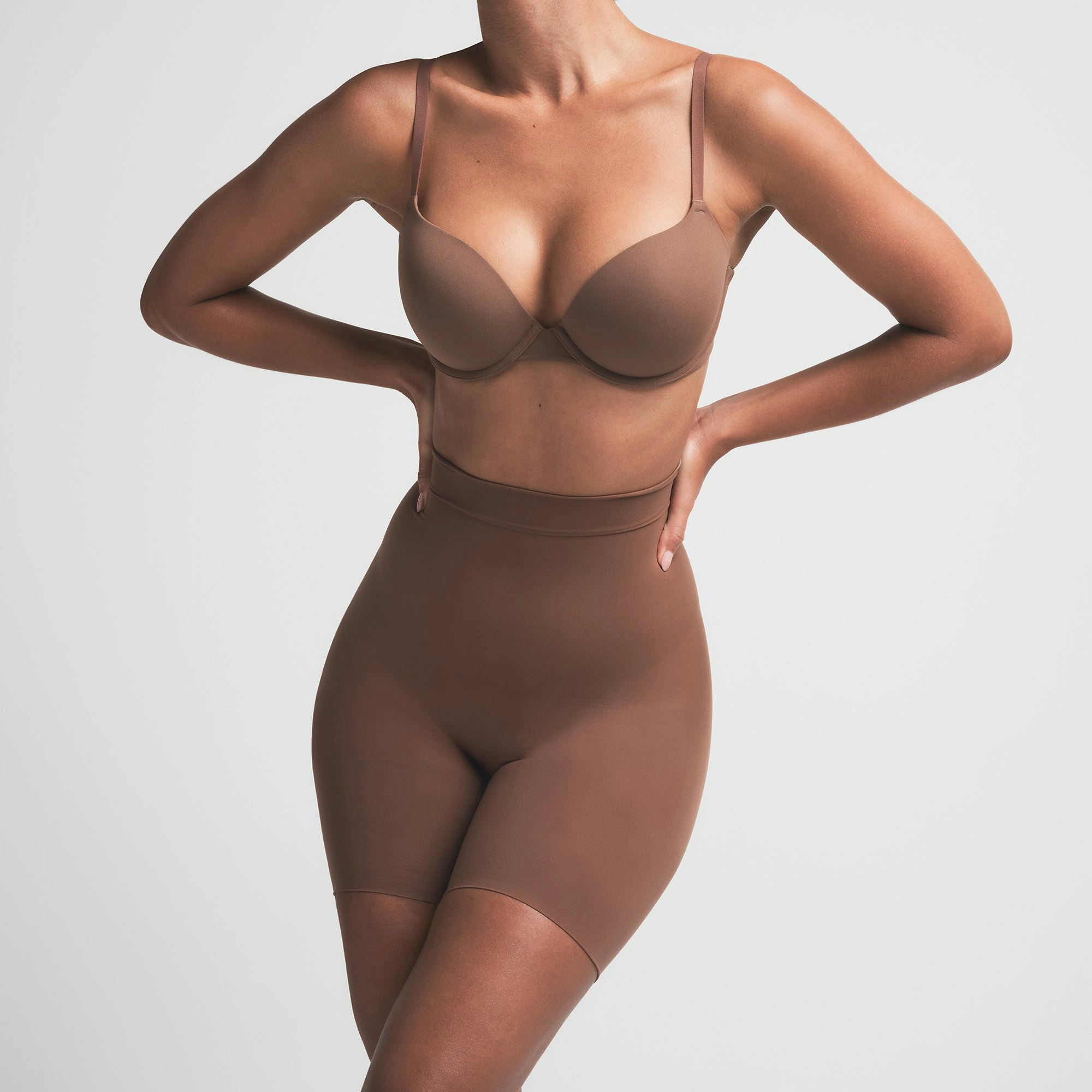 EVERYDAY SCULPT HIGH-WAISTED MID THIGH SHORT | JASPER ON A MODEL FRONT VIEW