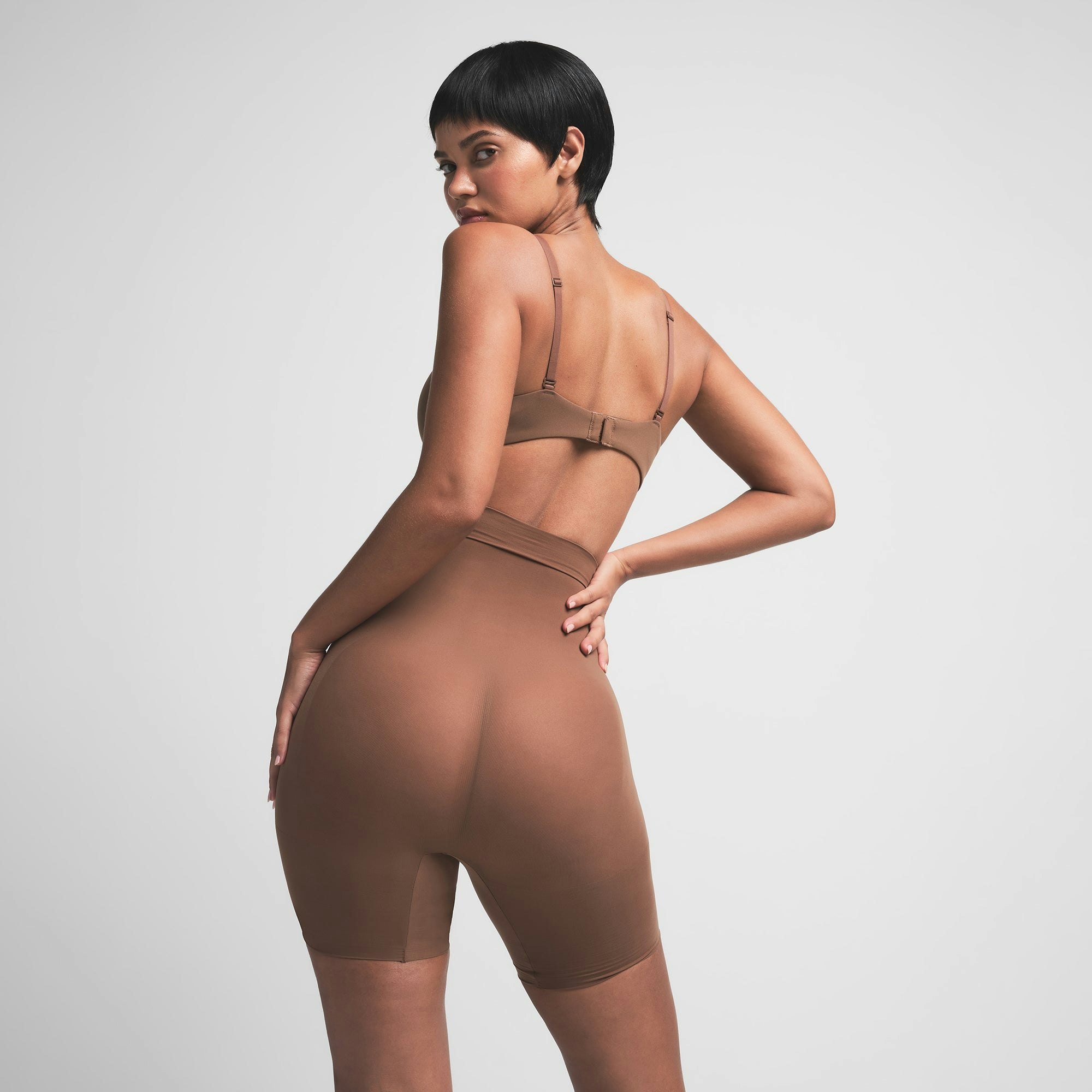 EVERYDAY SCULPT HIGH-WAISTED MID THIGH SHORT | JASPER ON A MODEL BACK VIEW