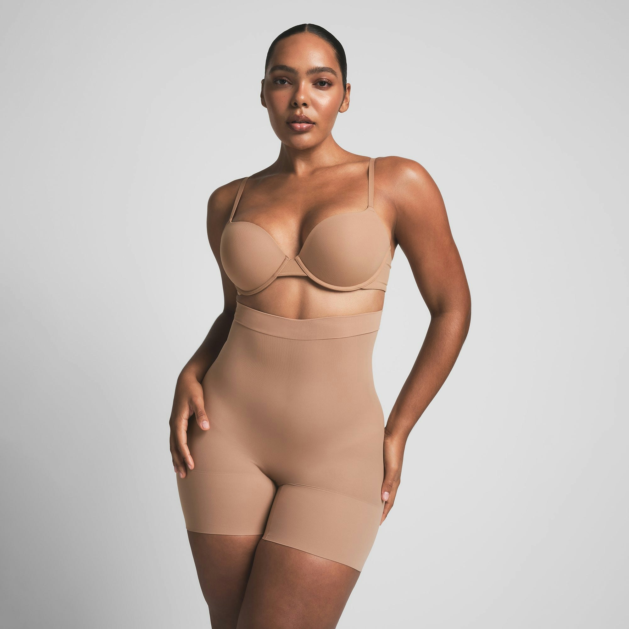 EVERYDAY SCULPT HIGH-WAISTED MID THIGH SHORT | SIENNA ON A MODEL FRONT VIEW