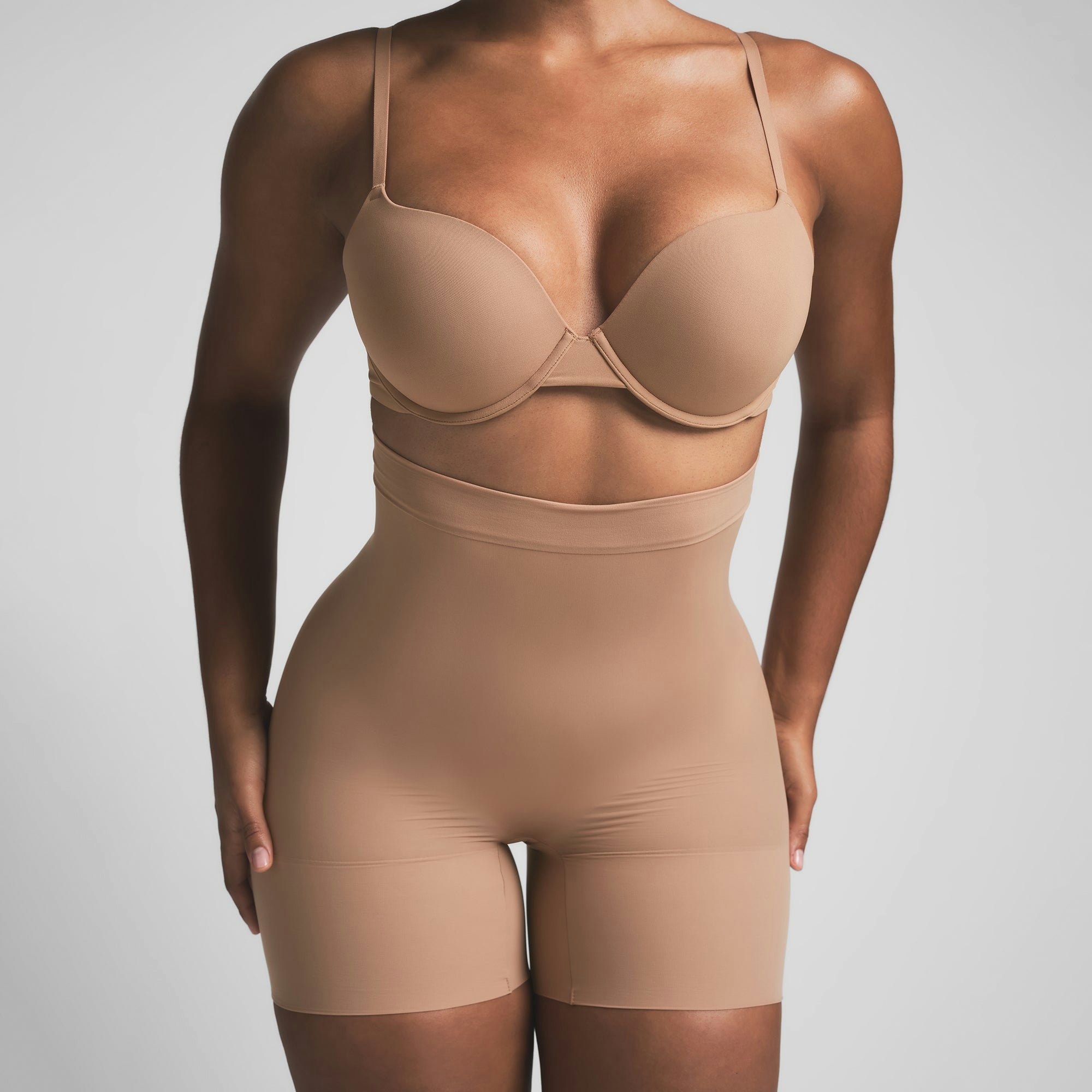 EVERYDAY SCULPT HIGH-WAISTED MID THIGH SHORT | SIENNA ON A MODEL FRONT VIEW