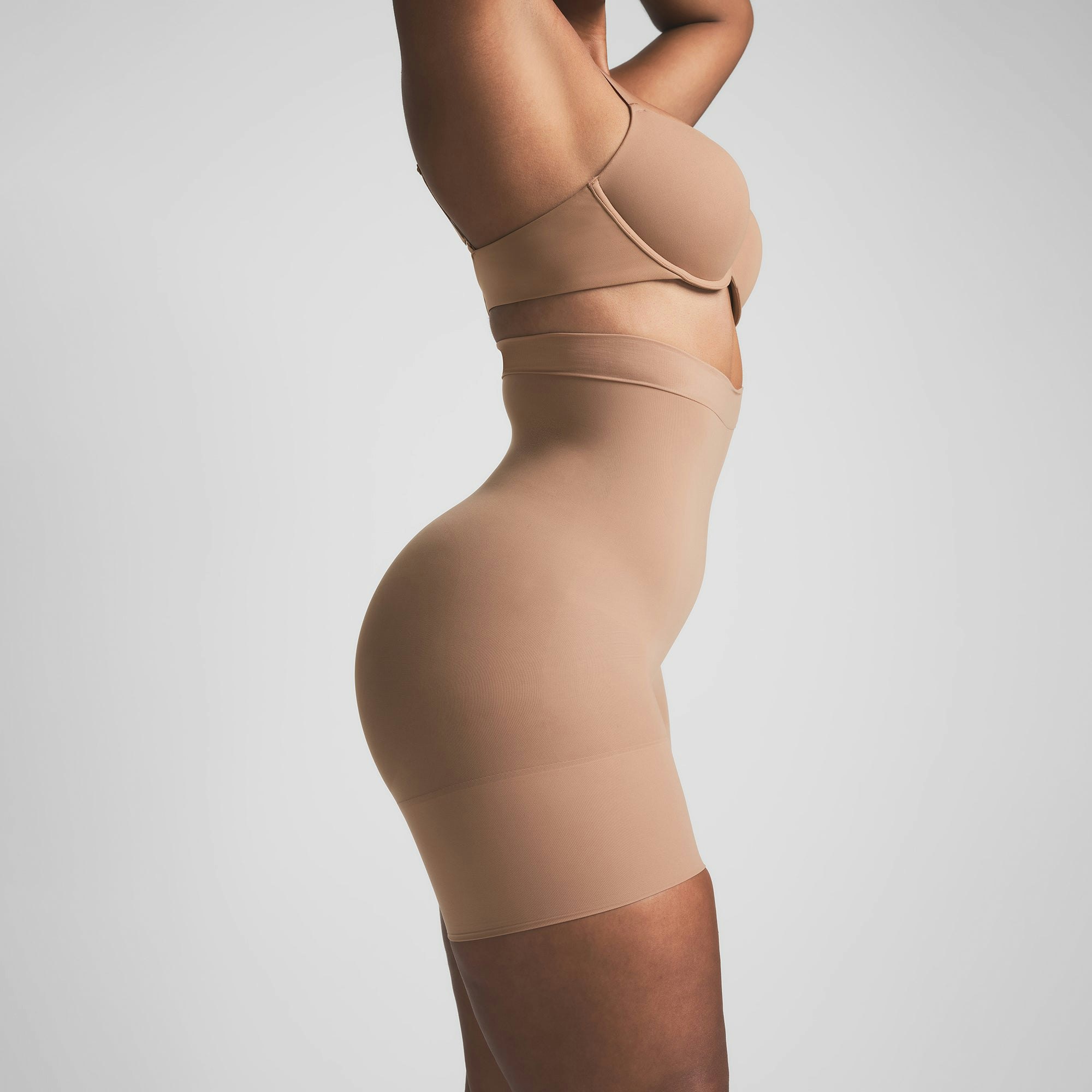 EVERYDAY SCULPT HIGH-WAISTED MID THIGH SHORT | SIENNA ON A MODEL SIDE VIEW