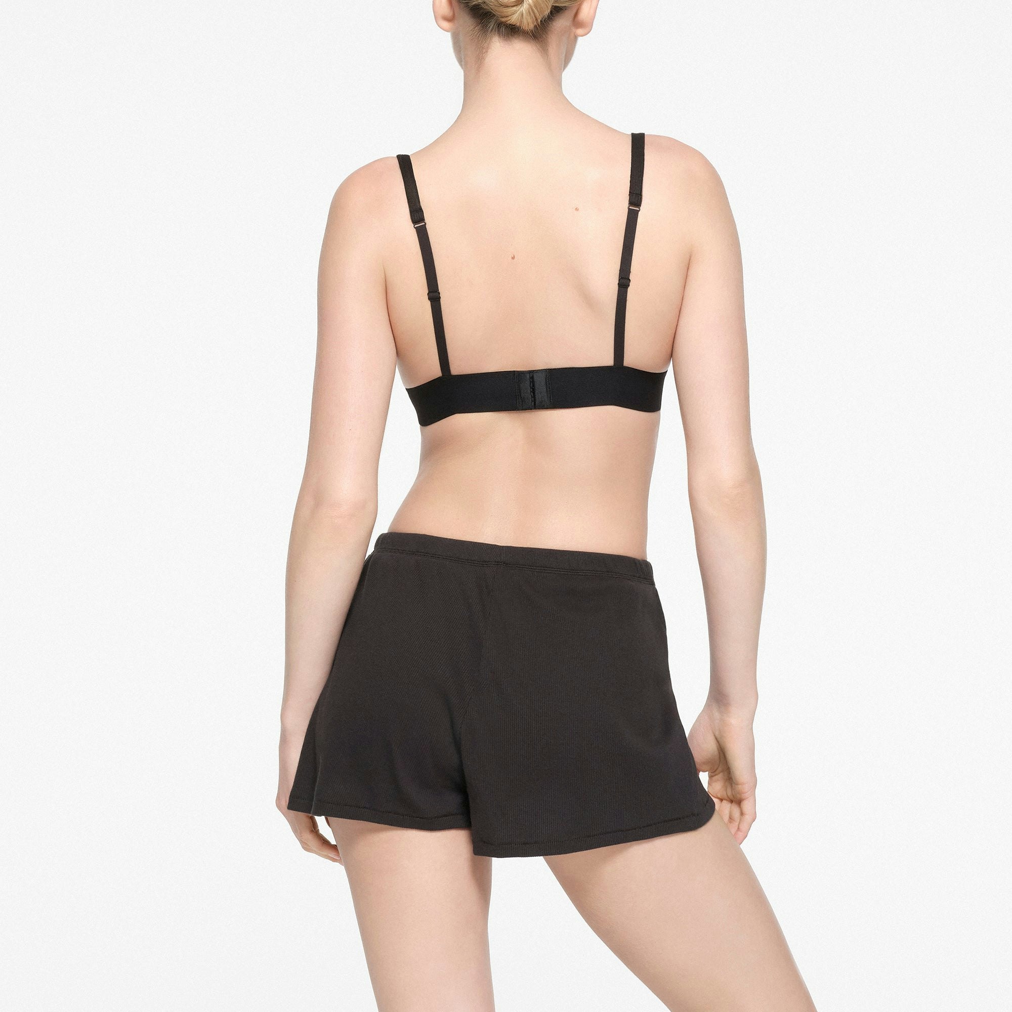 COTTON RIB LOOSE SHORT | SOOT ON A MODEL BACK VIEW