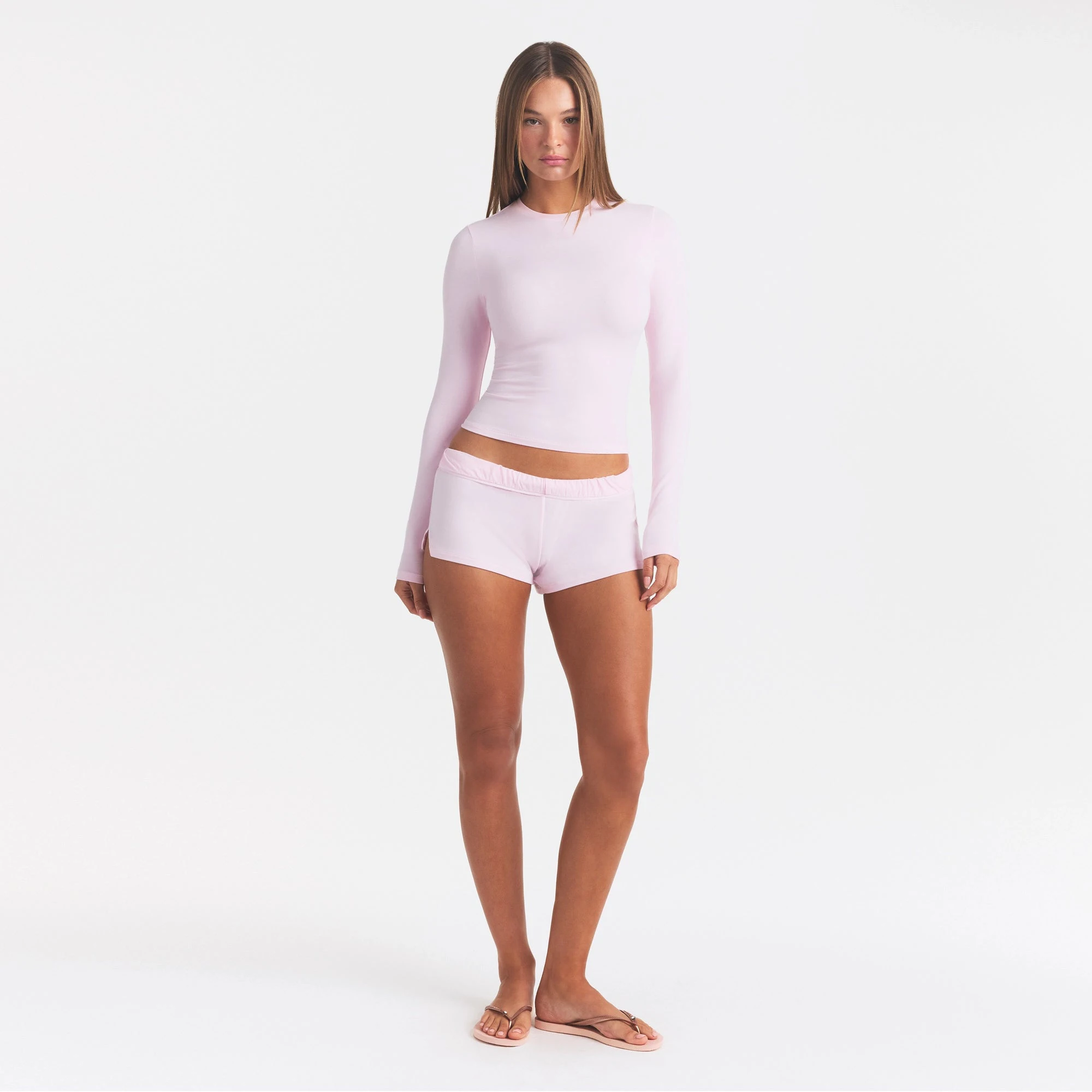 COTTON JERSEY LOOSE SHORT | CHERRY BLOSSOM ON A MODEL FRONT VIEW @ | FOCUS: 0.0, 1.0, 0.9
