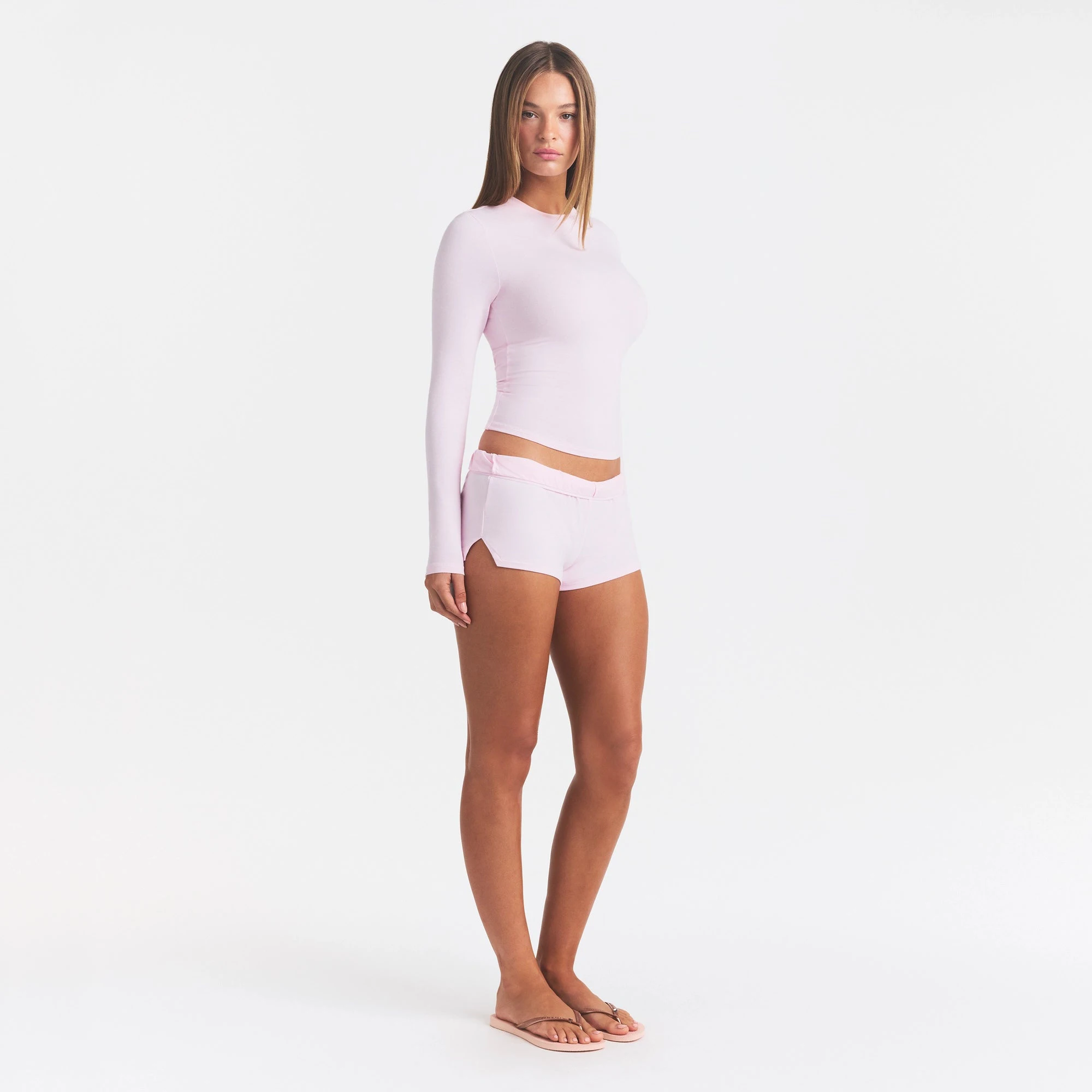 COTTON JERSEY LOOSE SHORT | CHERRY BLOSSOM ON A MODEL FRONT VIEW @ | FOCUS: 0.0, 1.0, 0.9