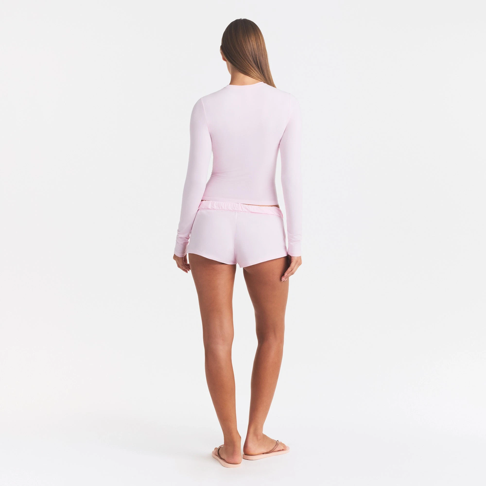 COTTON JERSEY LOOSE SHORT | CHERRY BLOSSOM ON A MODEL FRONT VIEW @ | FOCUS: 0.0, 1.0, 0.9