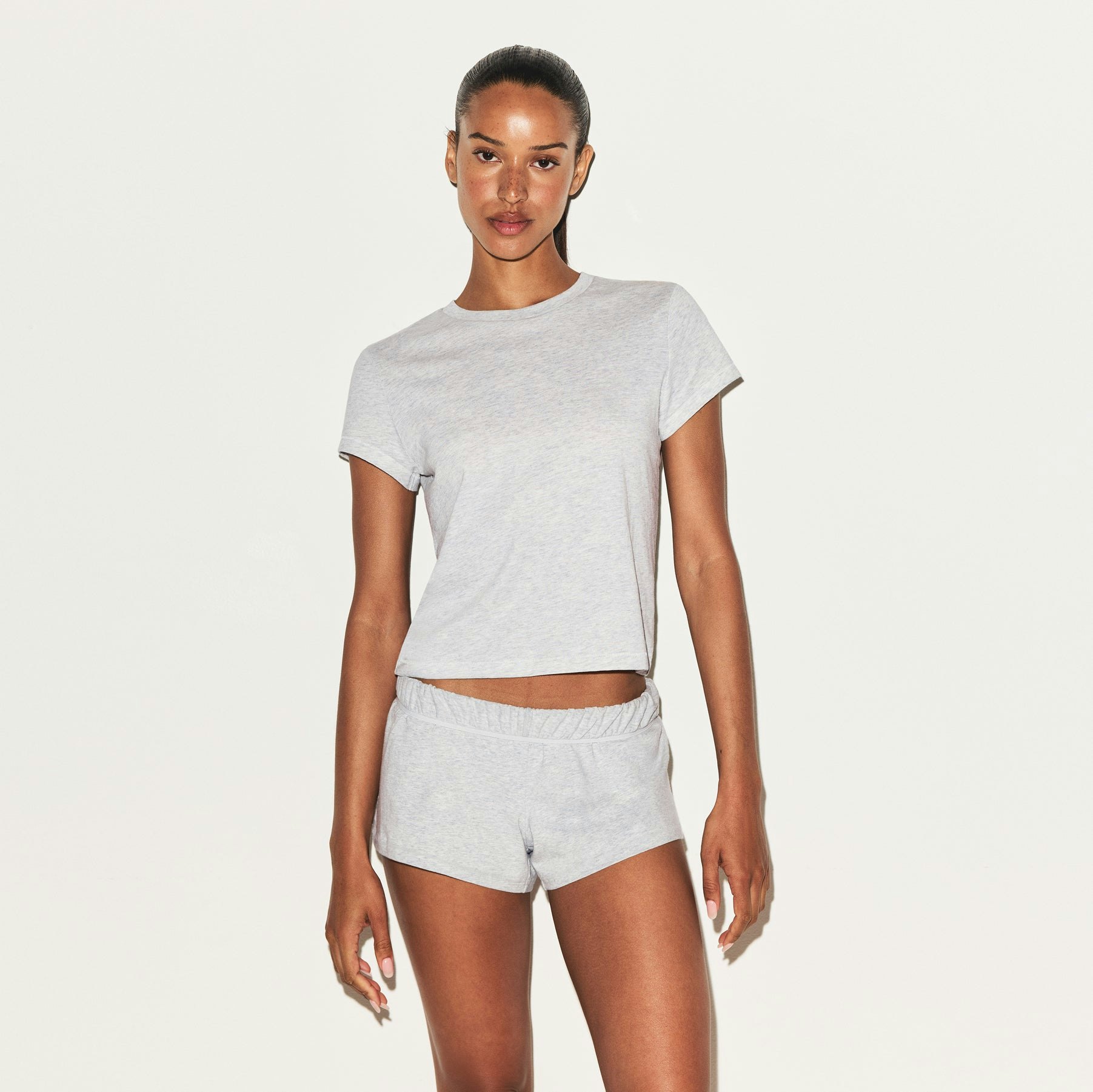 COTTON JERSEY LOOSE SHORT | LIGHT HEATHER GREY ON A MODEL SIDE VIEW