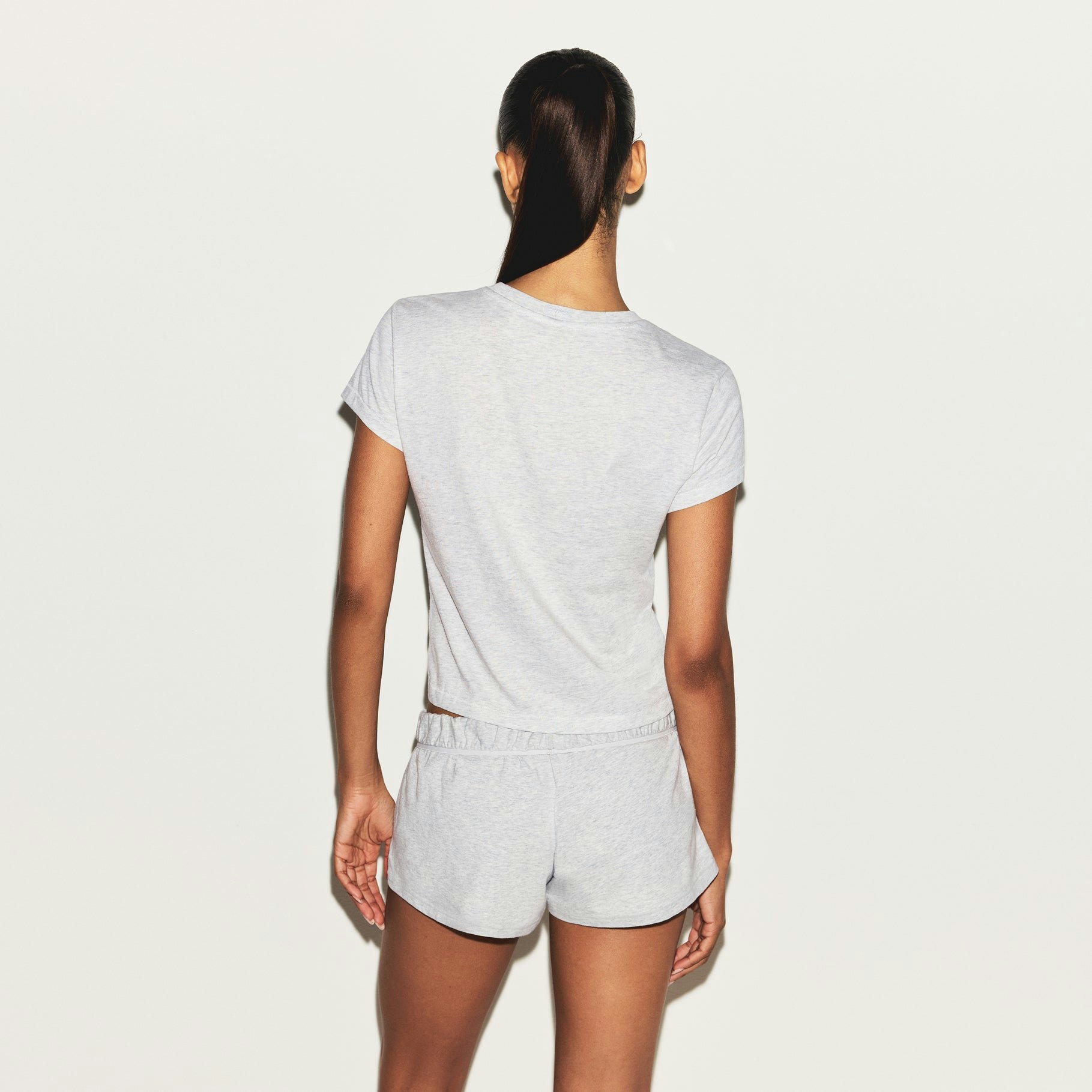 COTTON JERSEY LOOSE SHORT | LIGHT HEATHER GREY ON A MODEL SIDE VIEW