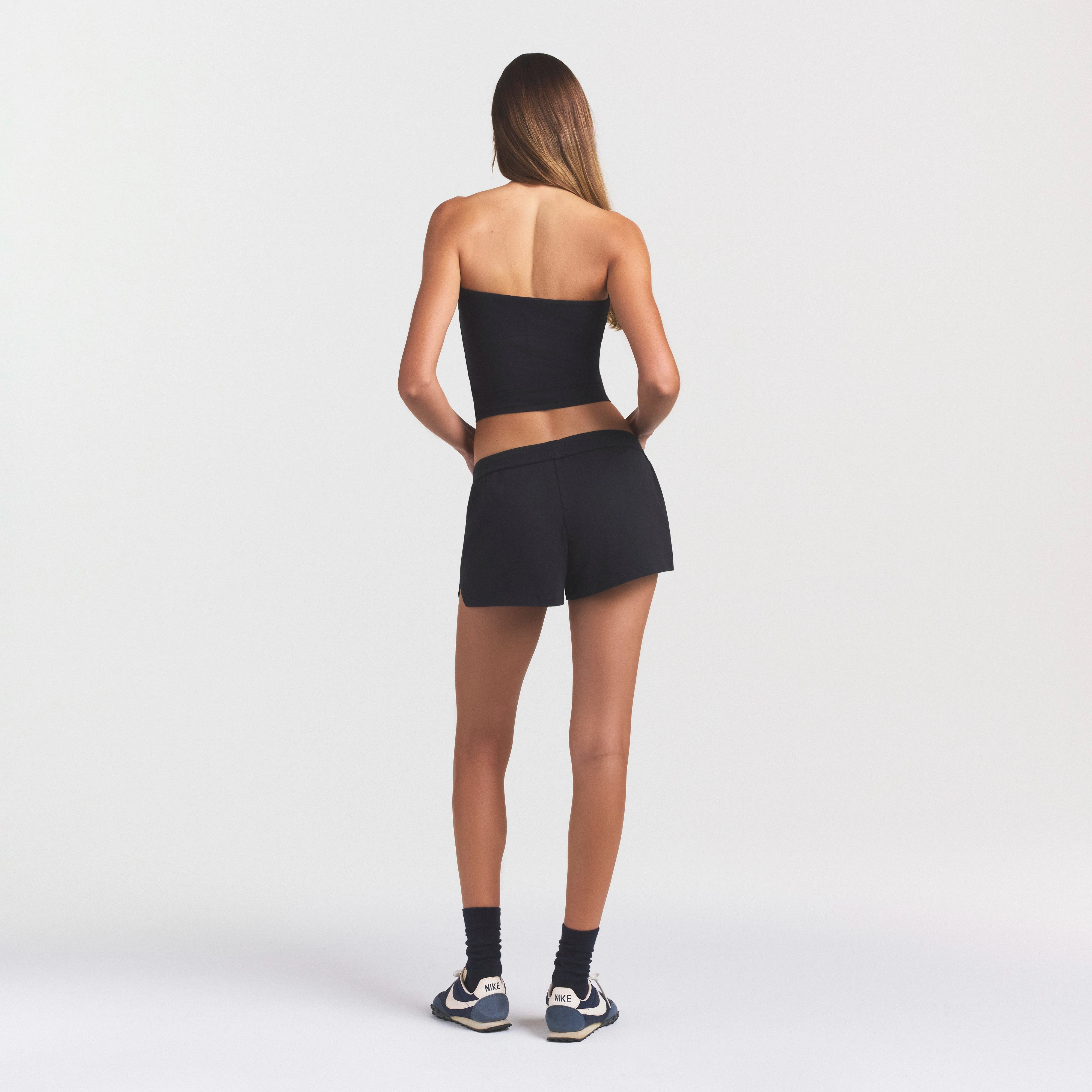 COTTON JERSEY LOOSE SHORT | SOOT ON A MODEL SIDE VIEW