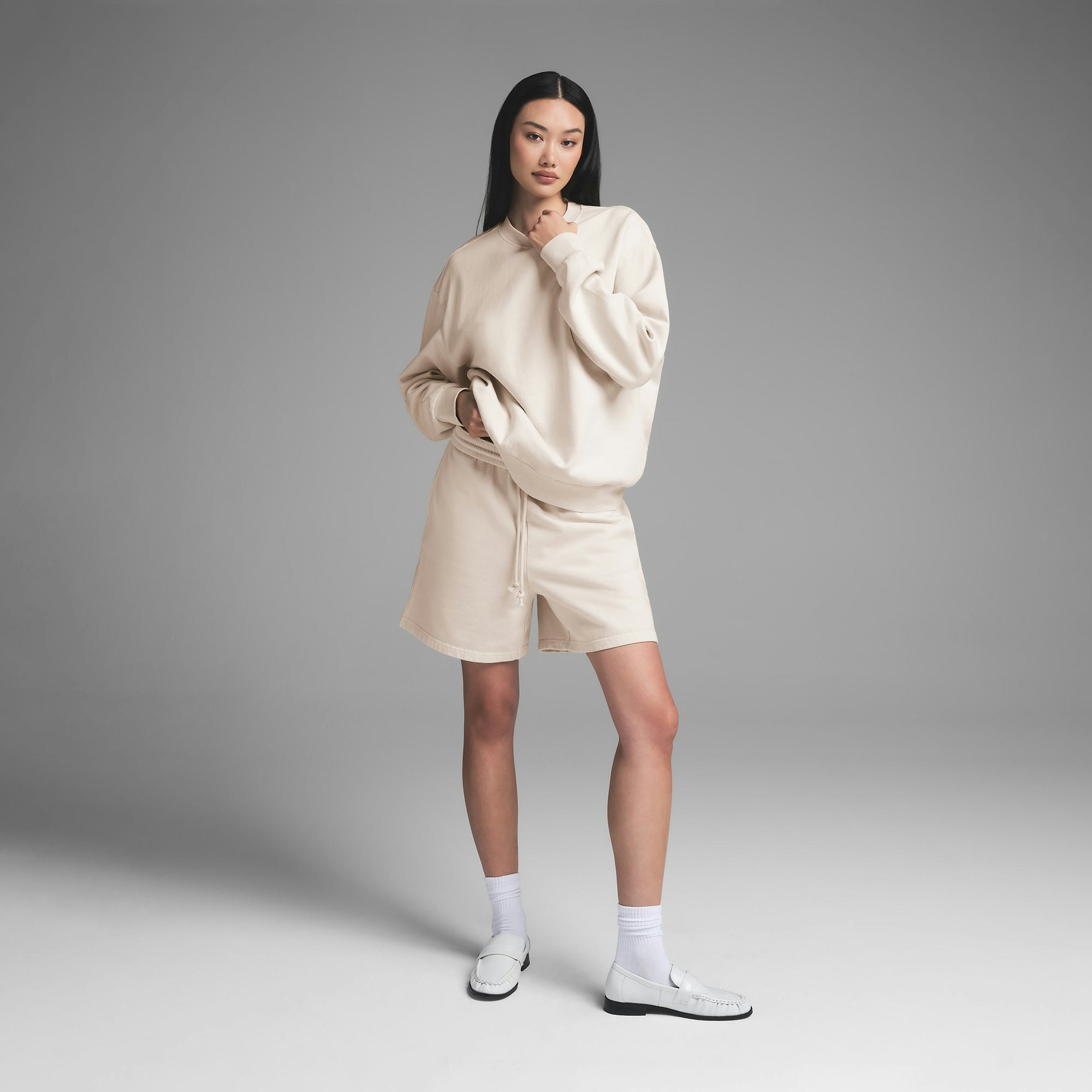 BOYFRIEND FLEECE SHORT | BUFF ON A MODEL FRONT VIEW | FOCUS: 0.0, 1.0, 0.9