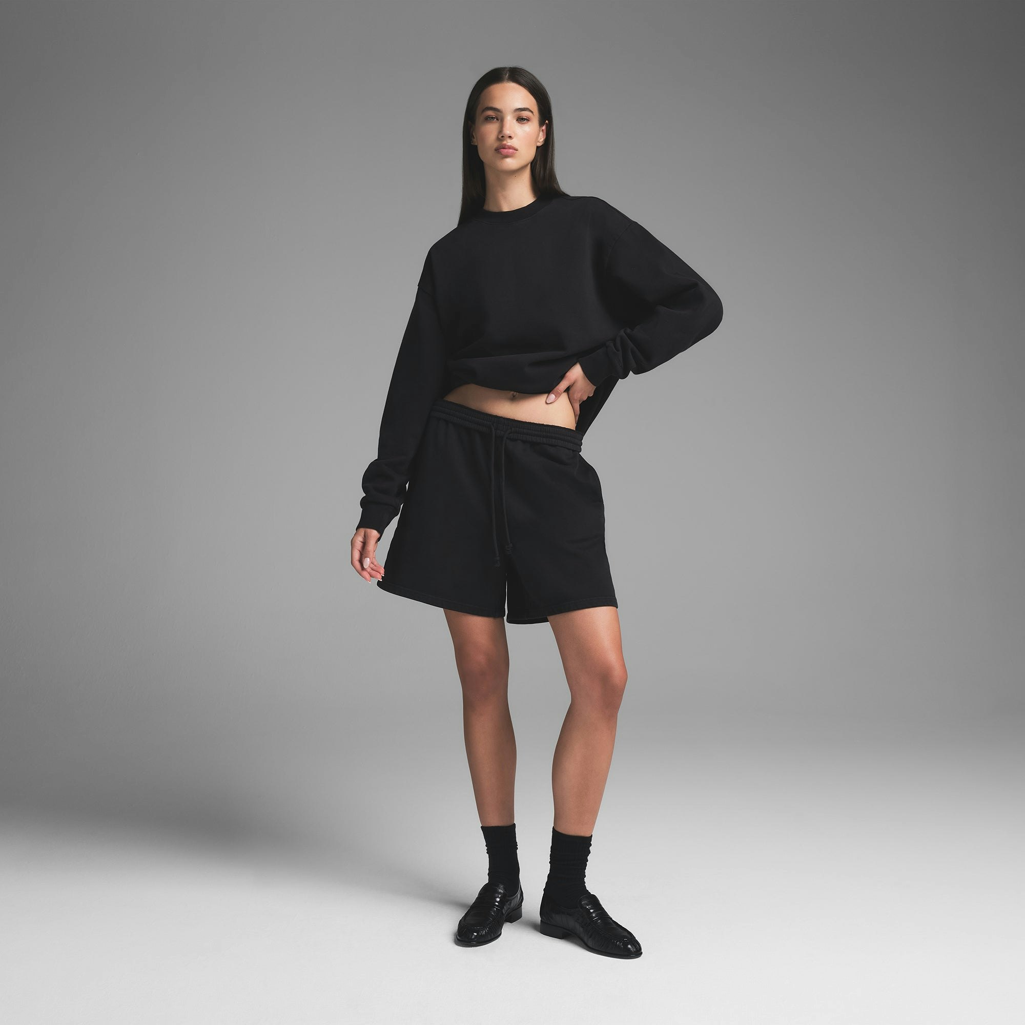 BOYFRIEND FLEECE SHORT | WASHED ONYX ON A MODEL FRONT VIEW | FOCUS: 0.0, 1.0, 0.9