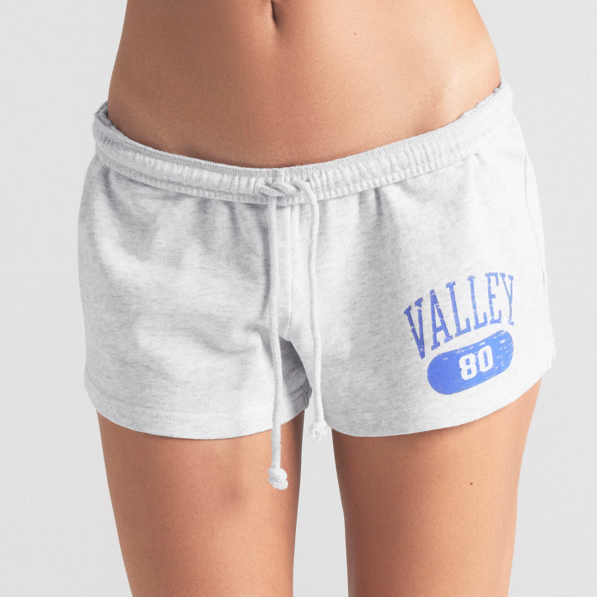 LIGHTWEIGHT FLEECE SHORT | LIGHT HEATHER GREY ON A MODEL SIDE VIEW | FOCUS: 0.0, 1.0, 0.9