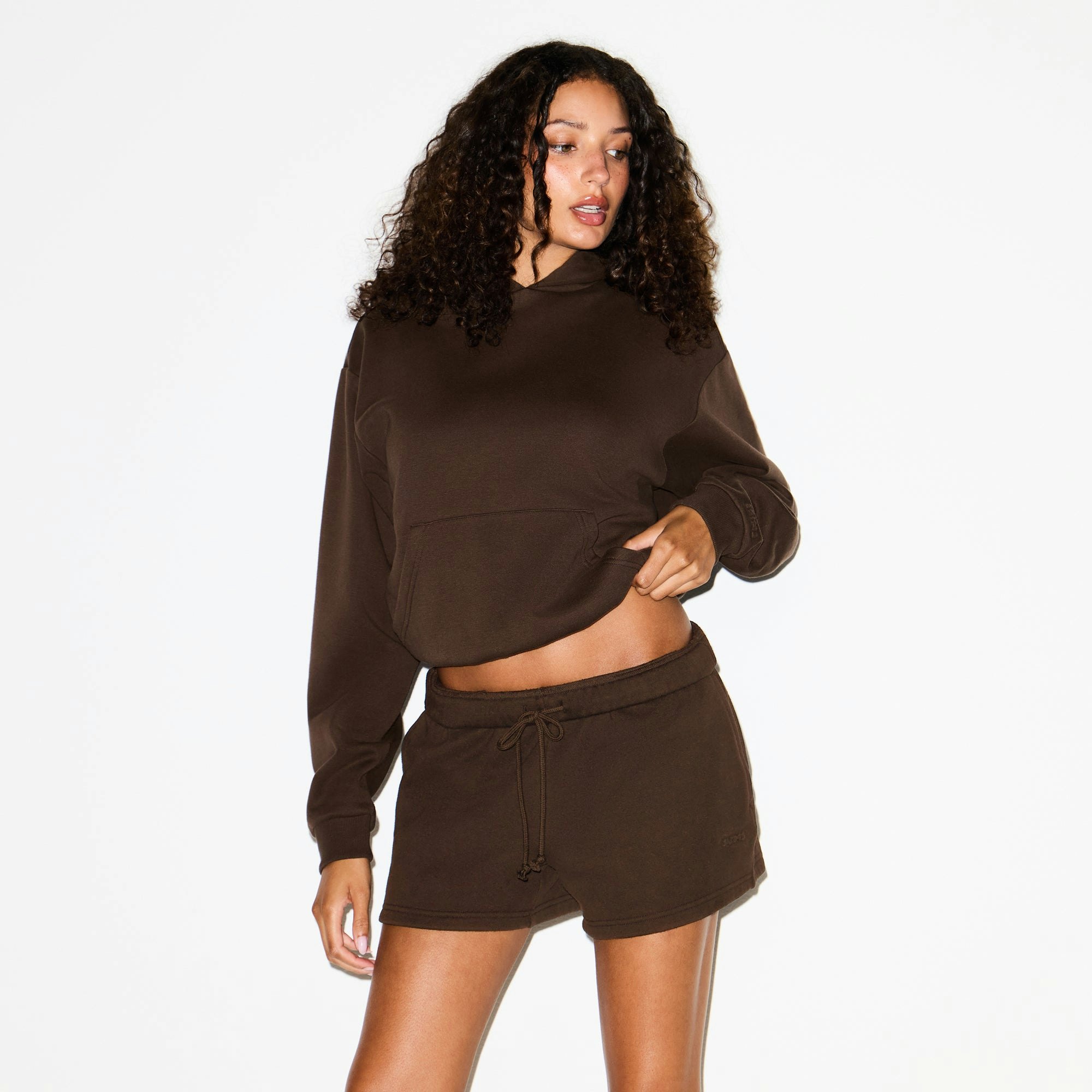 COTTON FLEECE CLASSIC SHORT | DARK SEPIA ON A MODEL SIDE VIEW @ | FOCUS: 0.0, 1.0, 0.9