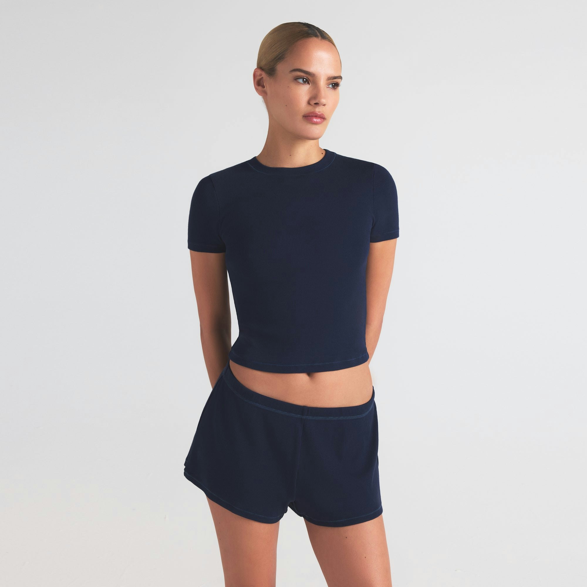 COTTON RIB LOOSE SHORT | NAVY ON A MODEL SIDE VIEW | FOCUS: 0.0, 1.0, 0.9