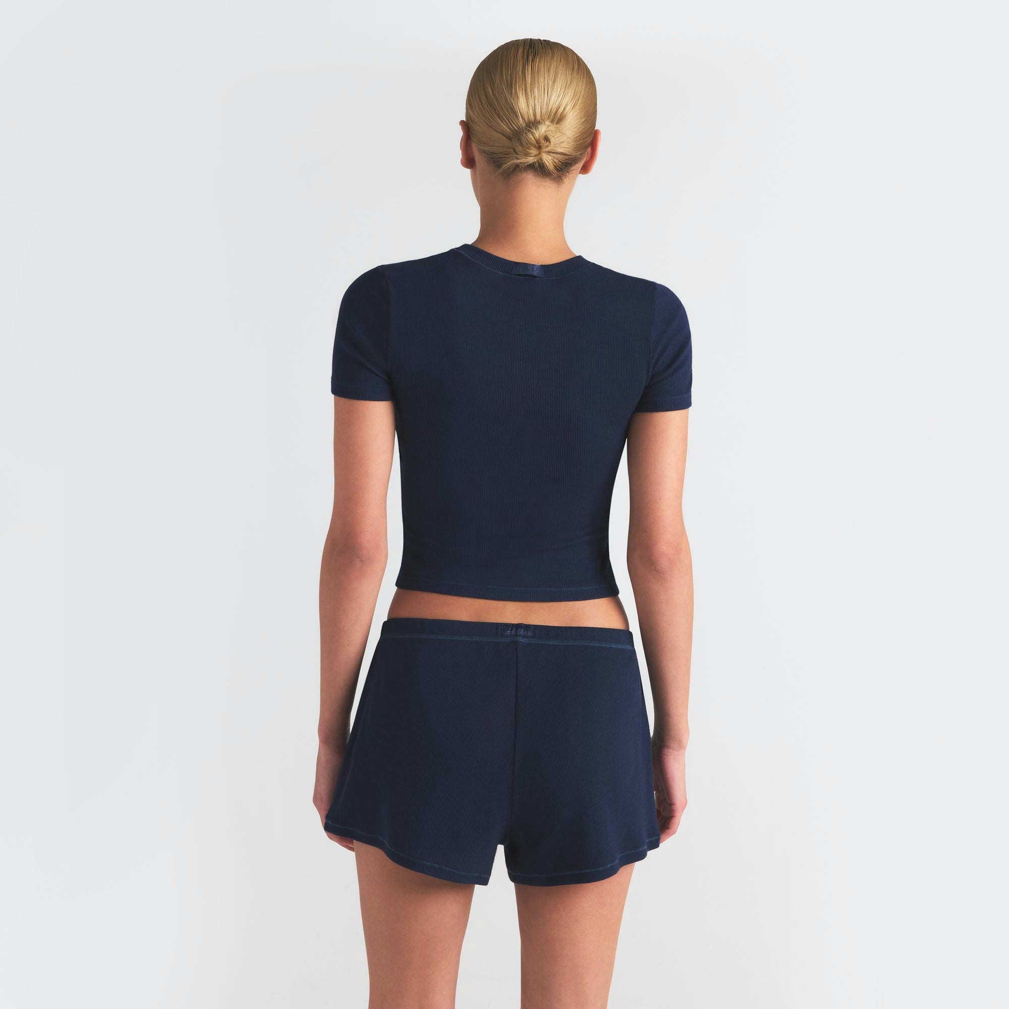COTTON RIB LOOSE SHORT | NAVY ON A MODEL SIDE VIEW | FOCUS: 0.0, 1.0, 0.9
