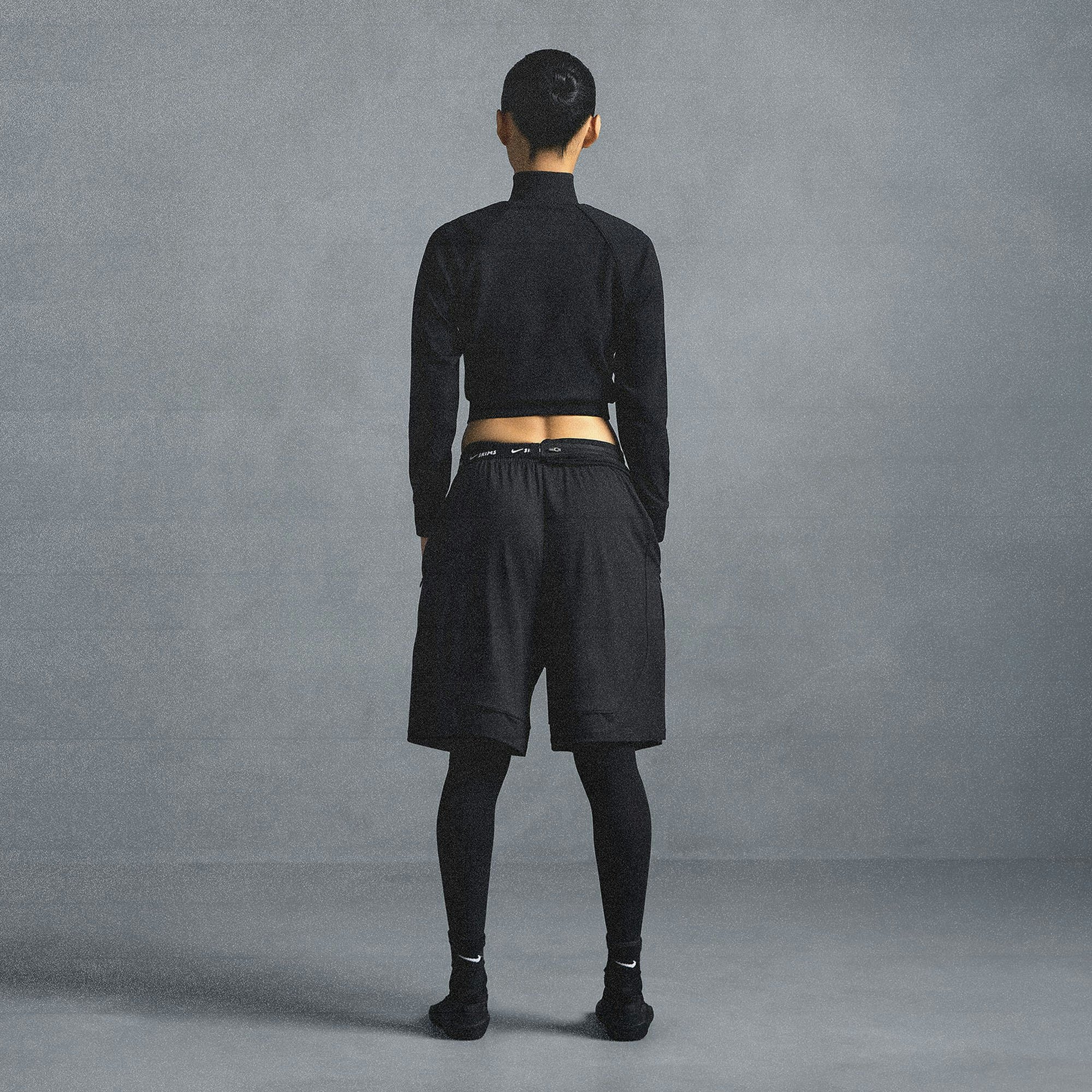 NikeSKIMS AIRY RELAXED SHORT | OBSIDIAN ON A MODEL SIDE VIEW @ | FOCUS: 0.0, 1.0, 0.9