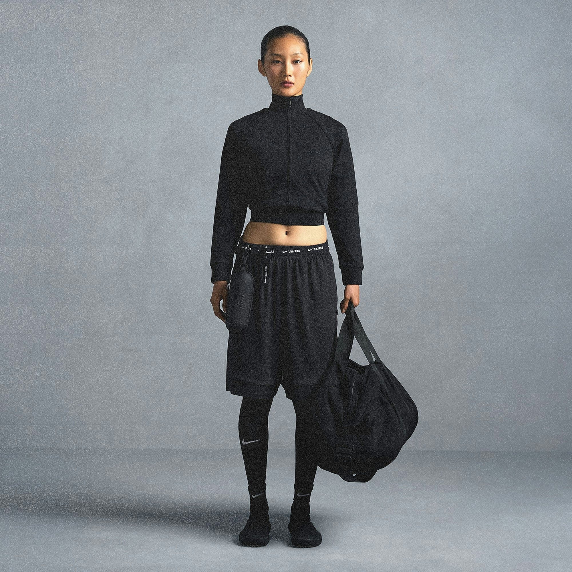 NikeSKIMS AIRY RELAXED SHORT | OBSIDIAN ON A MODEL SIDE VIEW @ | FOCUS: 0.0, 1.0, 0.9