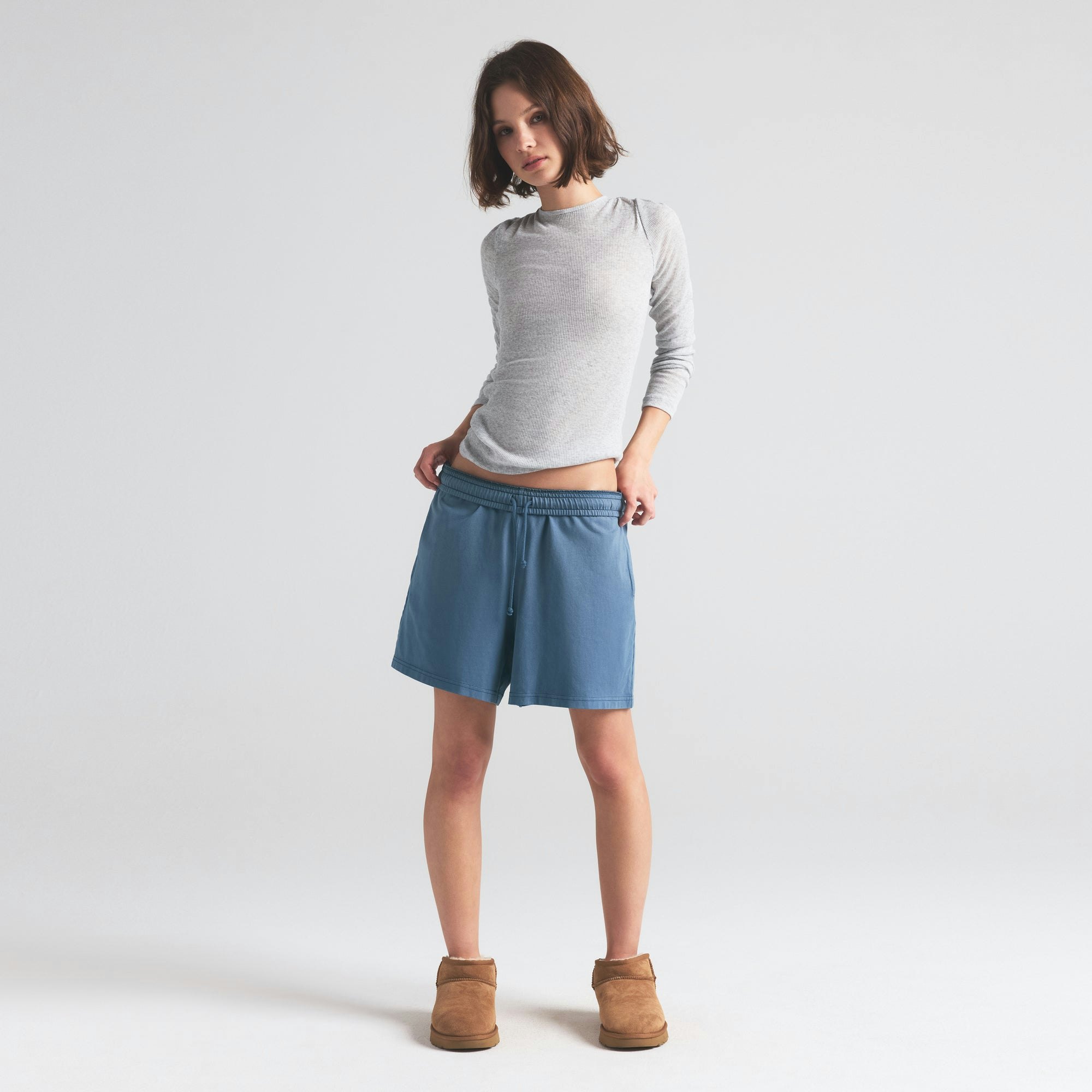 OUTDOOR HEAVY JERSEY LONG SHORT | HARBOR ON A MODEL FRONT VIEW | FOCUS: 0.0, 1.0, 0.9