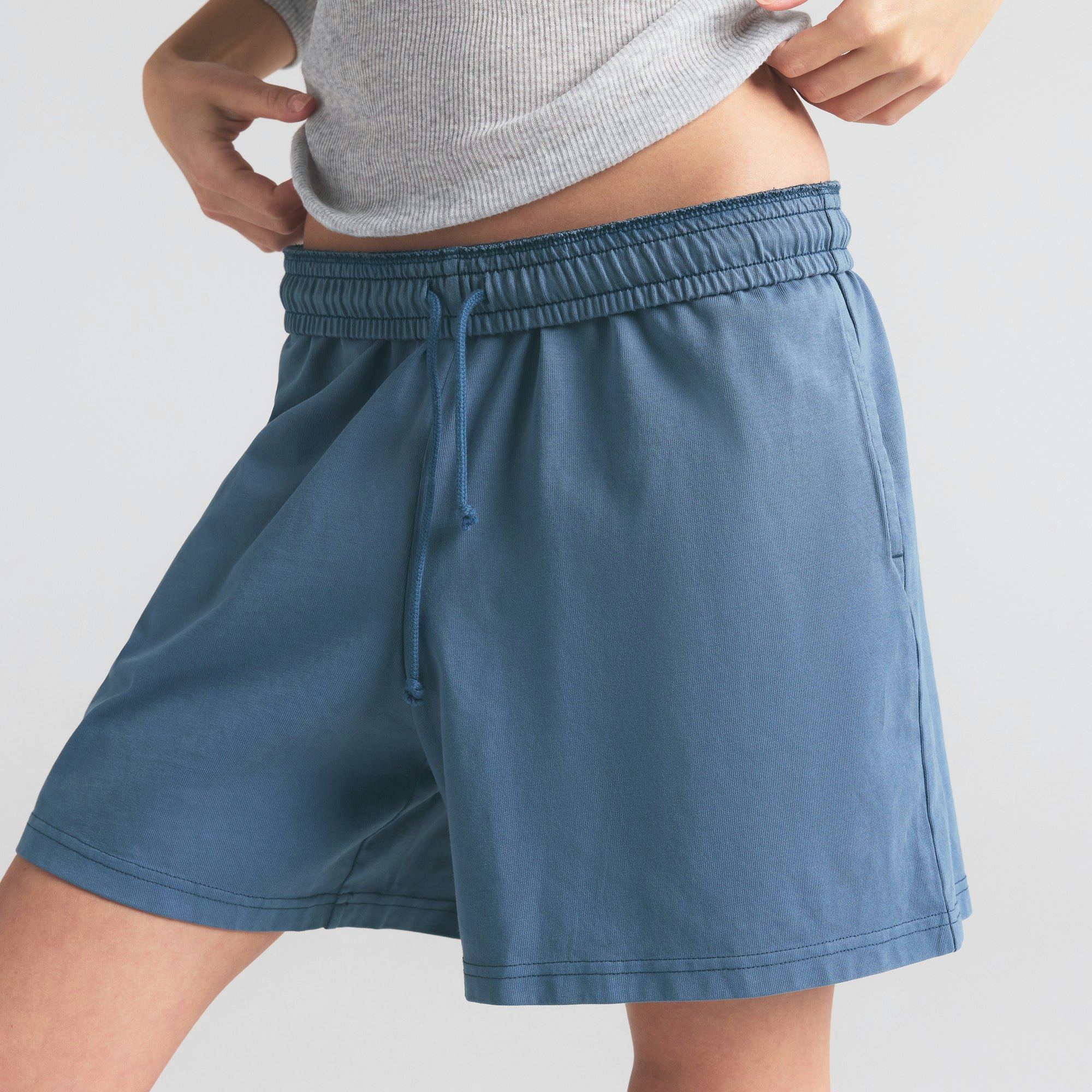 OUTDOOR HEAVY JERSEY LONG SHORT | HARBOR ON A MODEL SIDE VIEW | FOCUS: 0.0, 1.0, 0.9