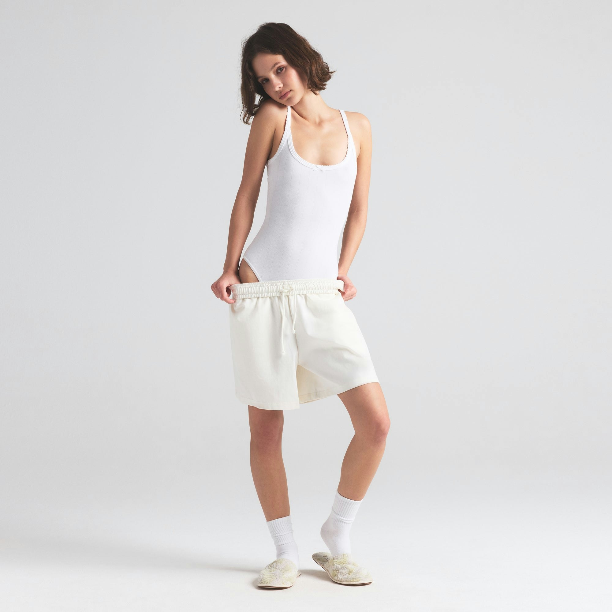 OUTDOOR HEAVY JERSEY LONG SHORT | MARBLE ON A MODEL FRONT VIEW | FOCUS: 0.0, 1.0, 0.9