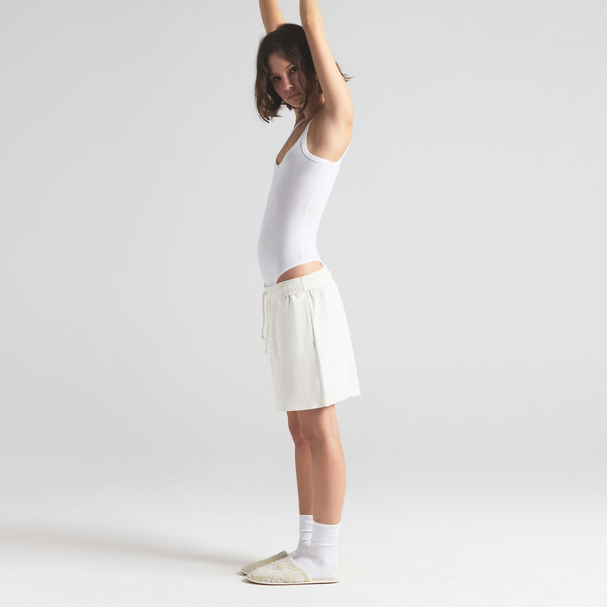 OUTDOOR HEAVY JERSEY LONG SHORT | MARBLE ON A MODEL FRONT VIEW | FOCUS: 0.0, 1.0, 0.9