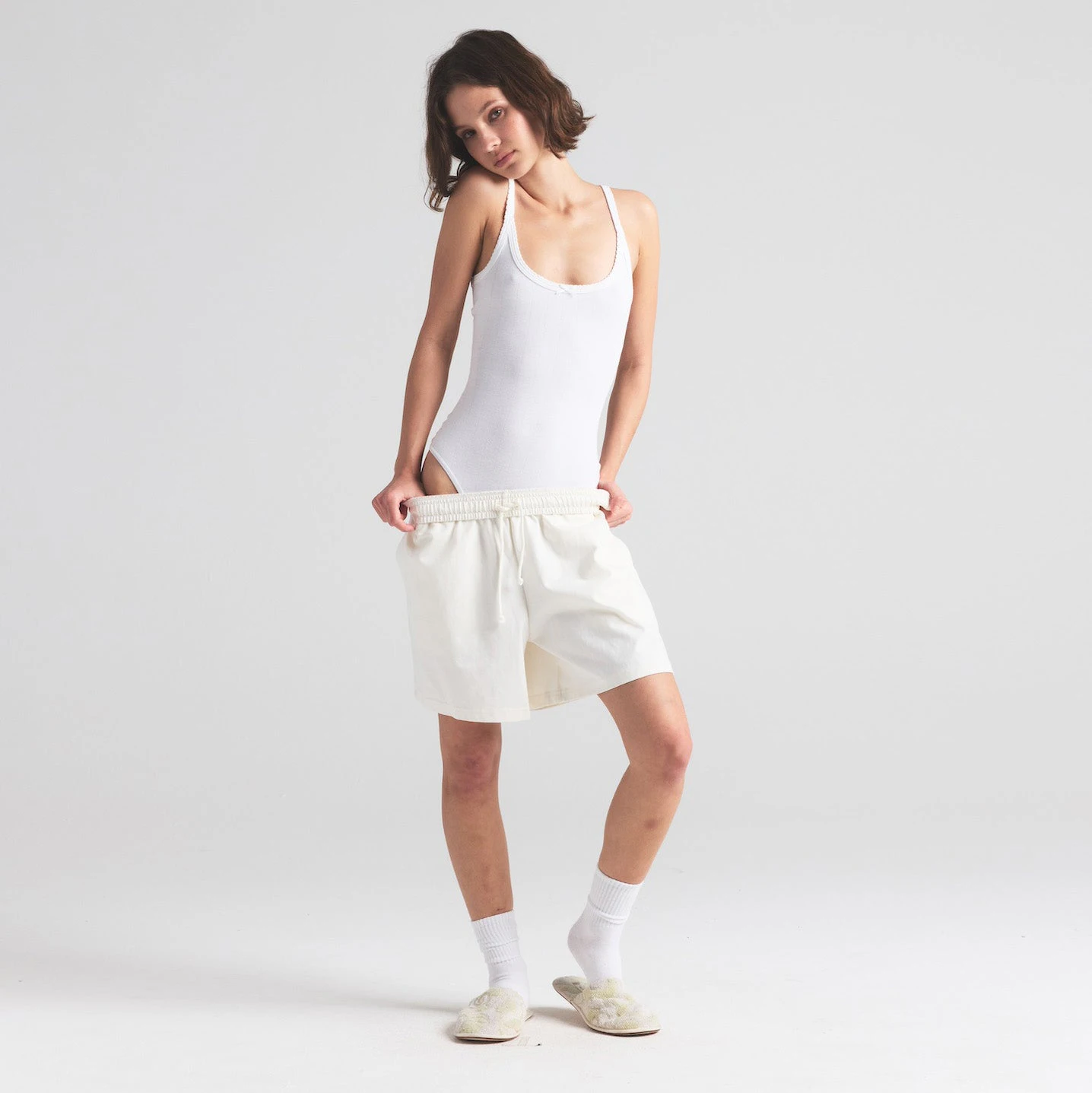 OUTDOOR HEAVY JERSEY LONG SHORT | SNOW ON A MODEL FRONT VIEW