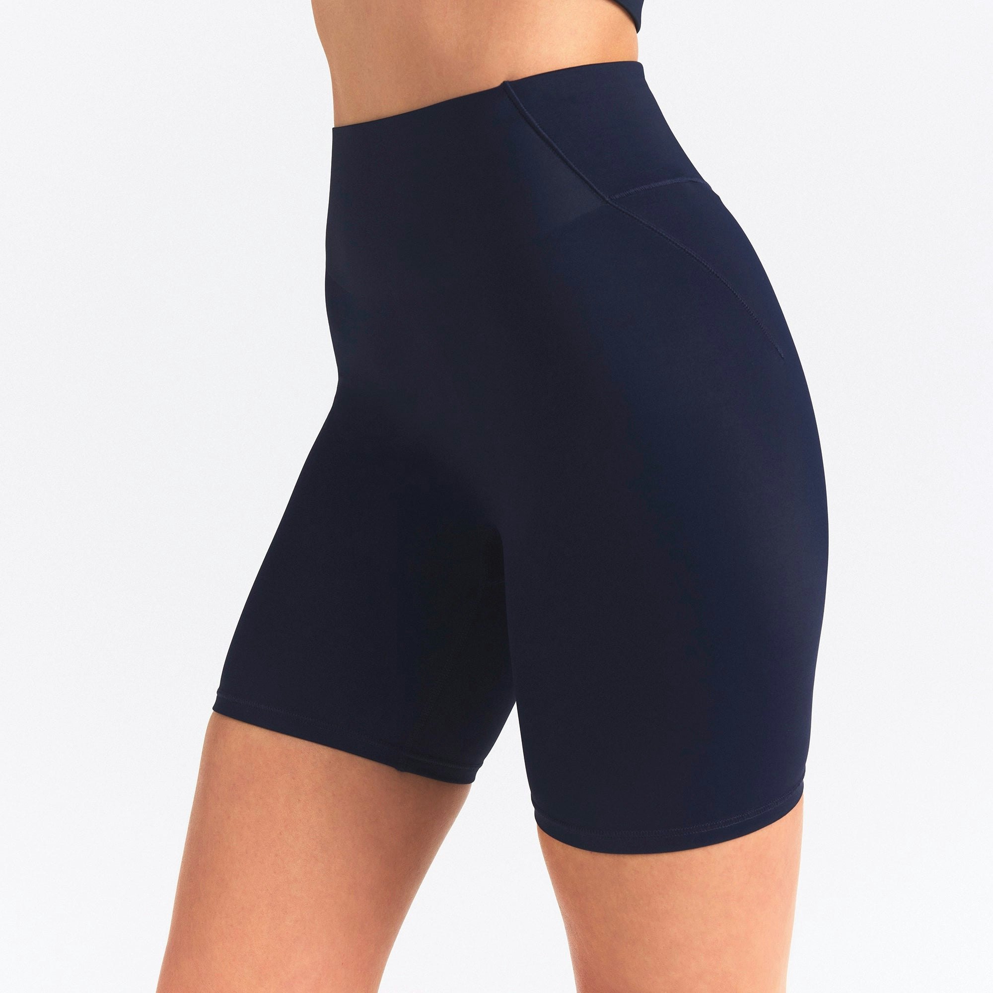 NikeSKIMS SHINE BONDED WAIST 5" BIKER SHORT | NAVY ON A MODEL SIDE VIEW @ | FOCUS: 0.0, 1.0, 0.9