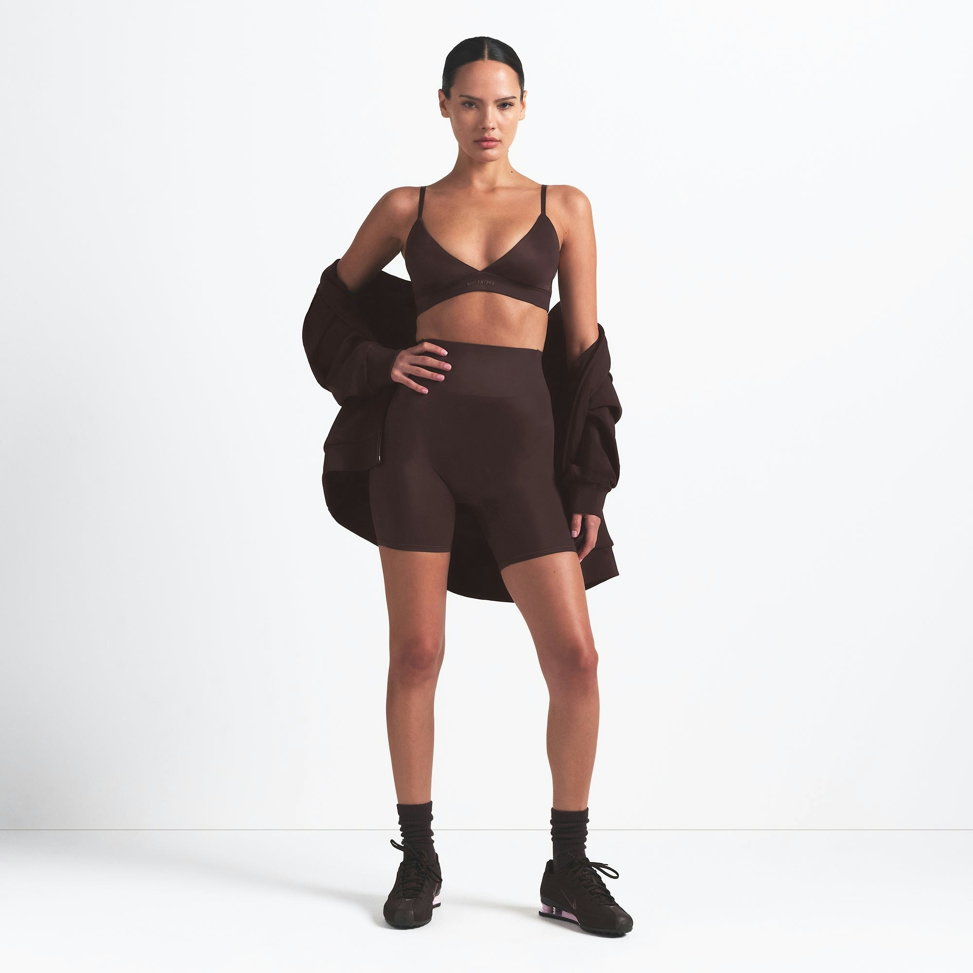 NikeSKIMS SHINE BONDED WAIST 5" BIKER SHORT | PHOENIX ON A MODEL FRONT VIEW @ | FOCUS: 0.9, 0.1, 0.7