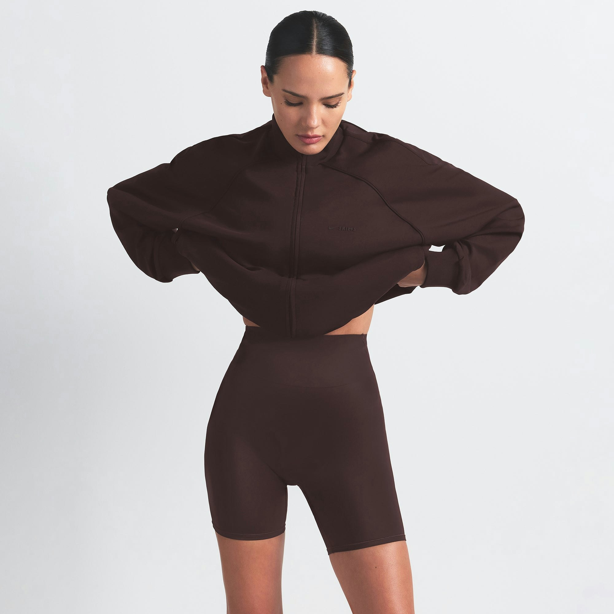 NikeSKIMS SHINE BONDED WAIST 5" BIKER SHORT | PHOENIX ON A MODEL SIDE VIEW