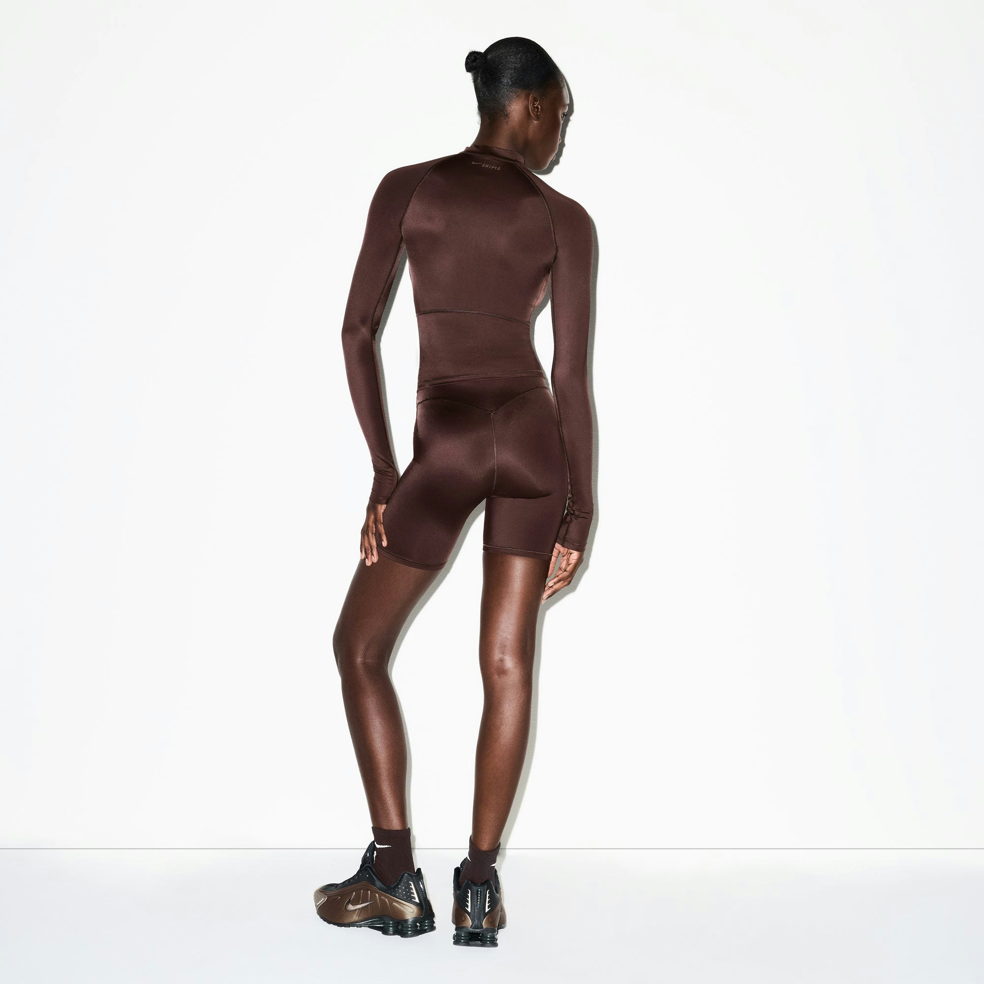 NikeSKIMS SHINE BONDED WAIST 5" BIKER SHORT | PHOENIX ON A MODEL FRONT VIEW @ | FOCUS: 0.0, 1.0, 0.9