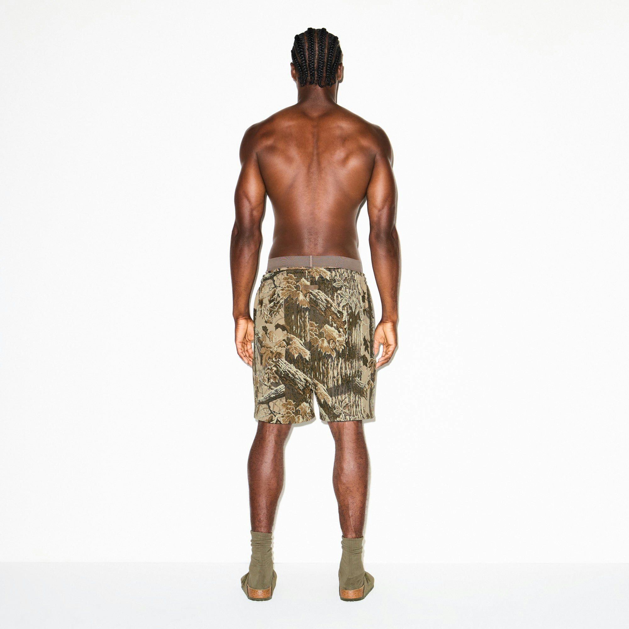 HEAVYWEIGHT FLEECE MENS RELAXED SHORT | REALTREE CAMO PRINT ON A MODEL SIDE VIEW @ | FOCUS: 0.9, 0.1, 0.7