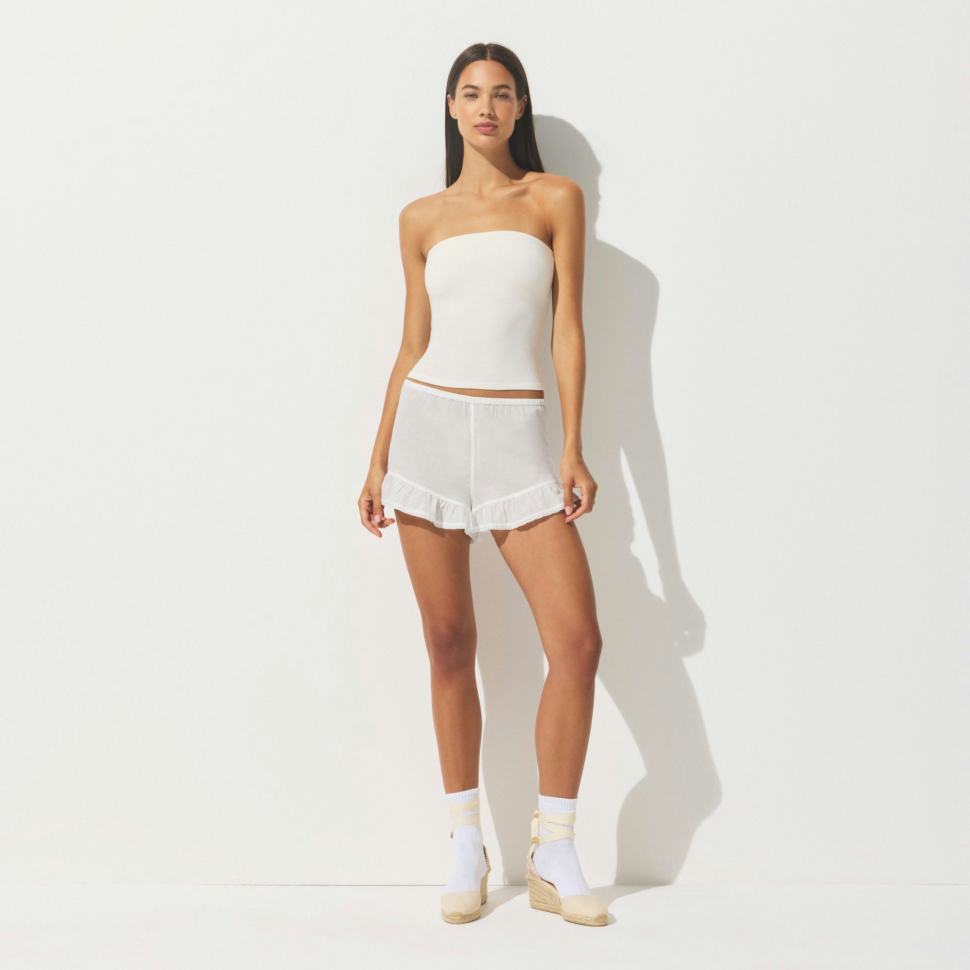 VOILE SHORT | MARBLE ON A MODEL FRONT VIEW | FOCUS: 0.0, 1.0, 0.9