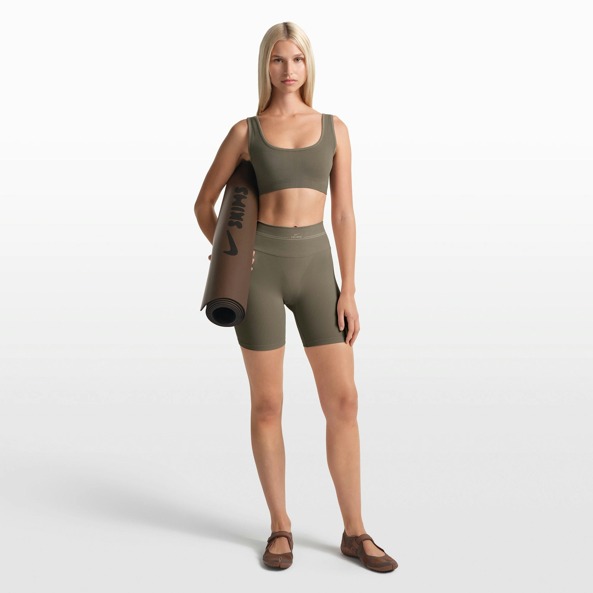 NikeSKIMS RIBBED SEAMLESS 5" BIKER SHORT | DUSTY OAKMOSS/DUNE ON A MODEL FRONT VIEW @ | FOCUS: 0.0, 1.0, 0.9