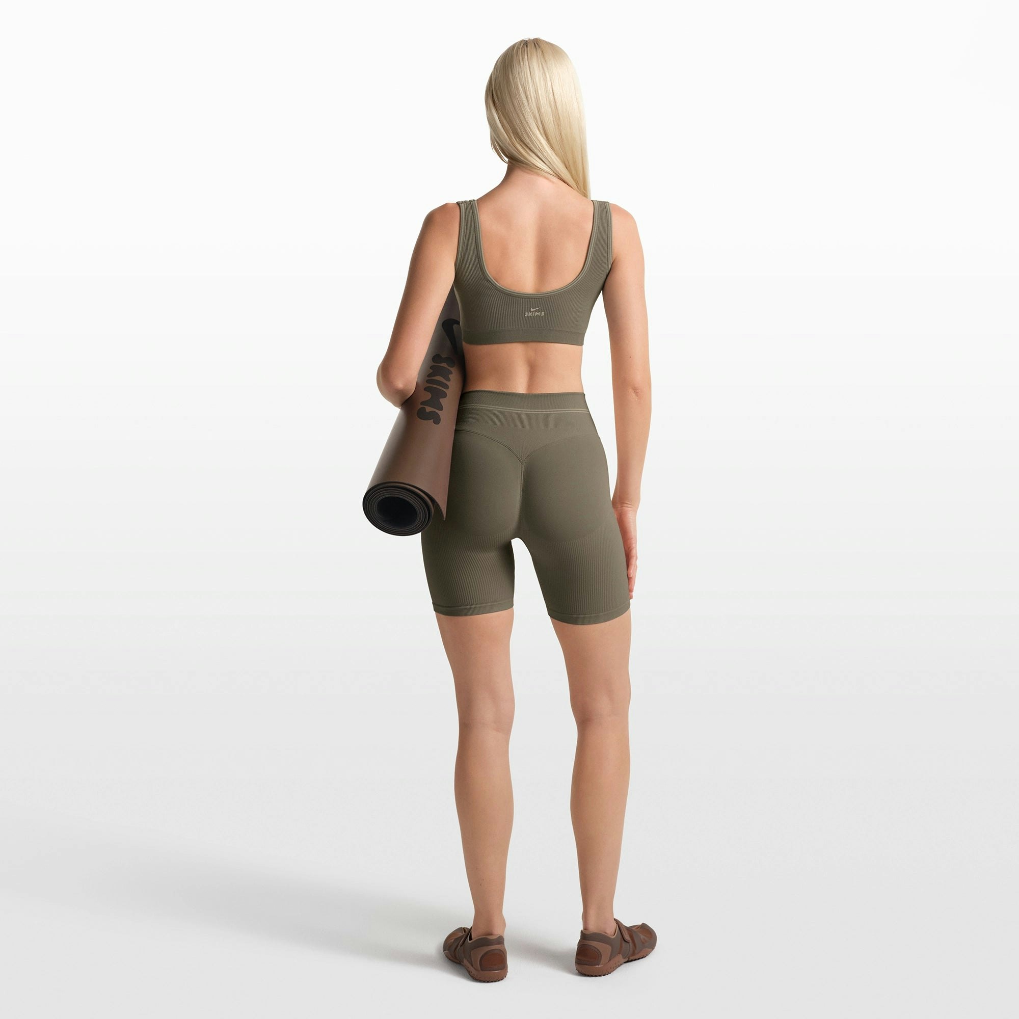 NikeSKIMS RIBBED SEAMLESS 5" BIKER SHORT | DUSTY OAKMOSS/DUNE ON A MODEL FRONT VIEW @ | FOCUS: 0.0, 1.0, 0.9