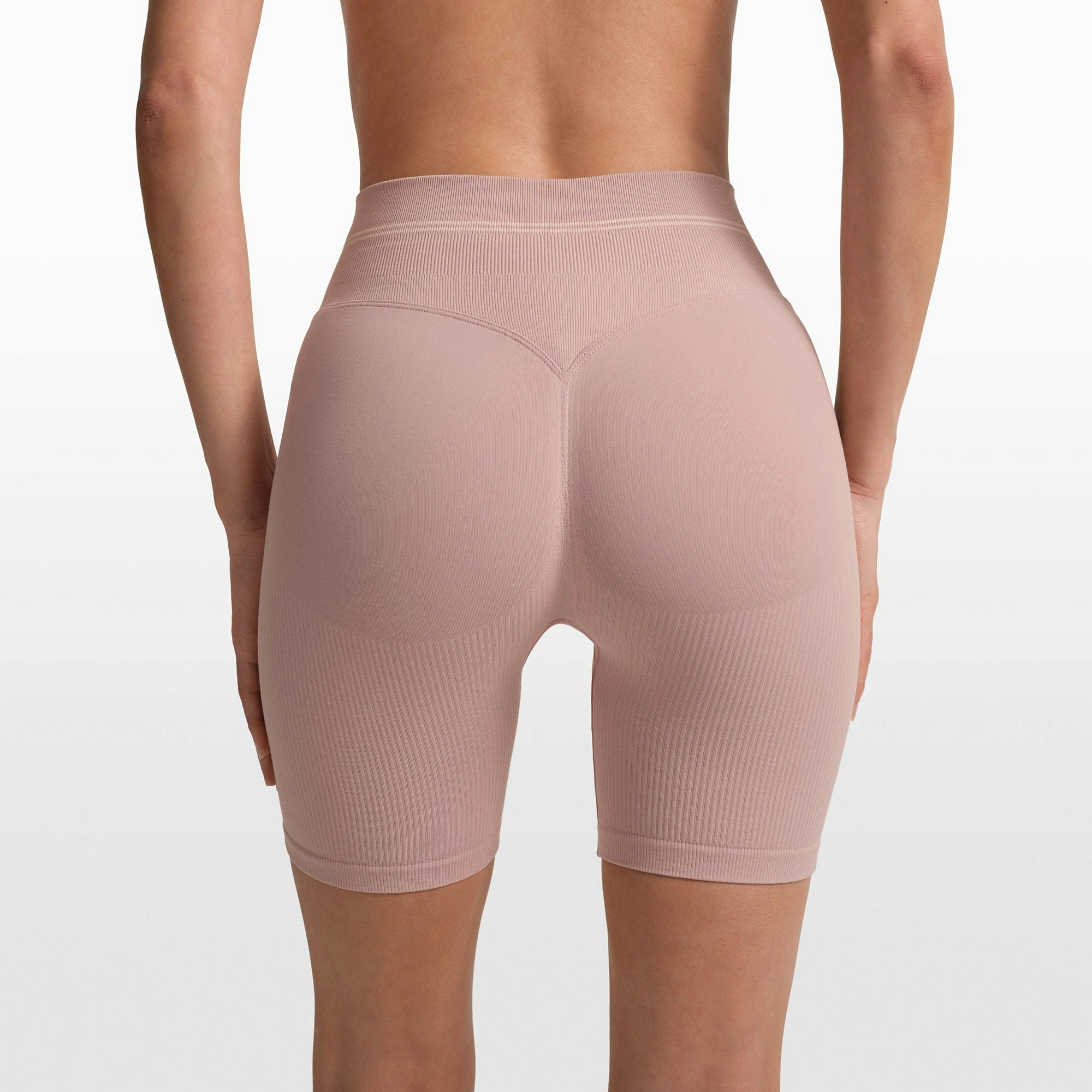 NikeSKIMS RIBBED SEAMLESS 5" BIKER SHORT | HIMALAYAN/ECRU ON A MODEL FRONT VIEW @ | FOCUS: 0.0, 1.0, 0.9