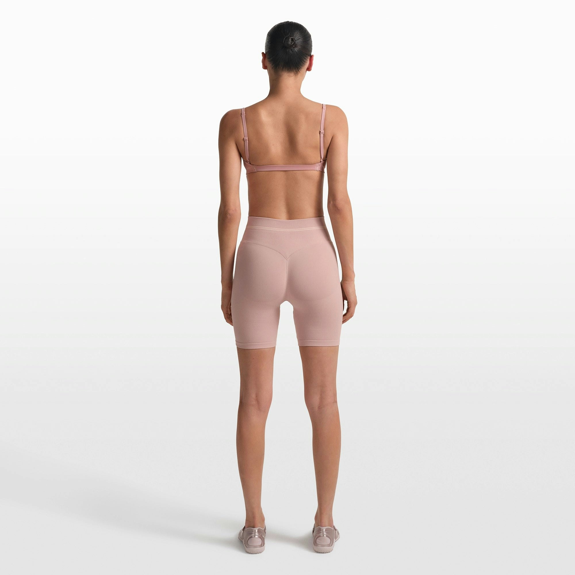 NikeSKIMS RIBBED SEAMLESS 5" BIKER SHORT | HIMALAYAN/ECRU ON A MODEL FRONT VIEW @ | FOCUS: 0.0, 1.0, 0.9