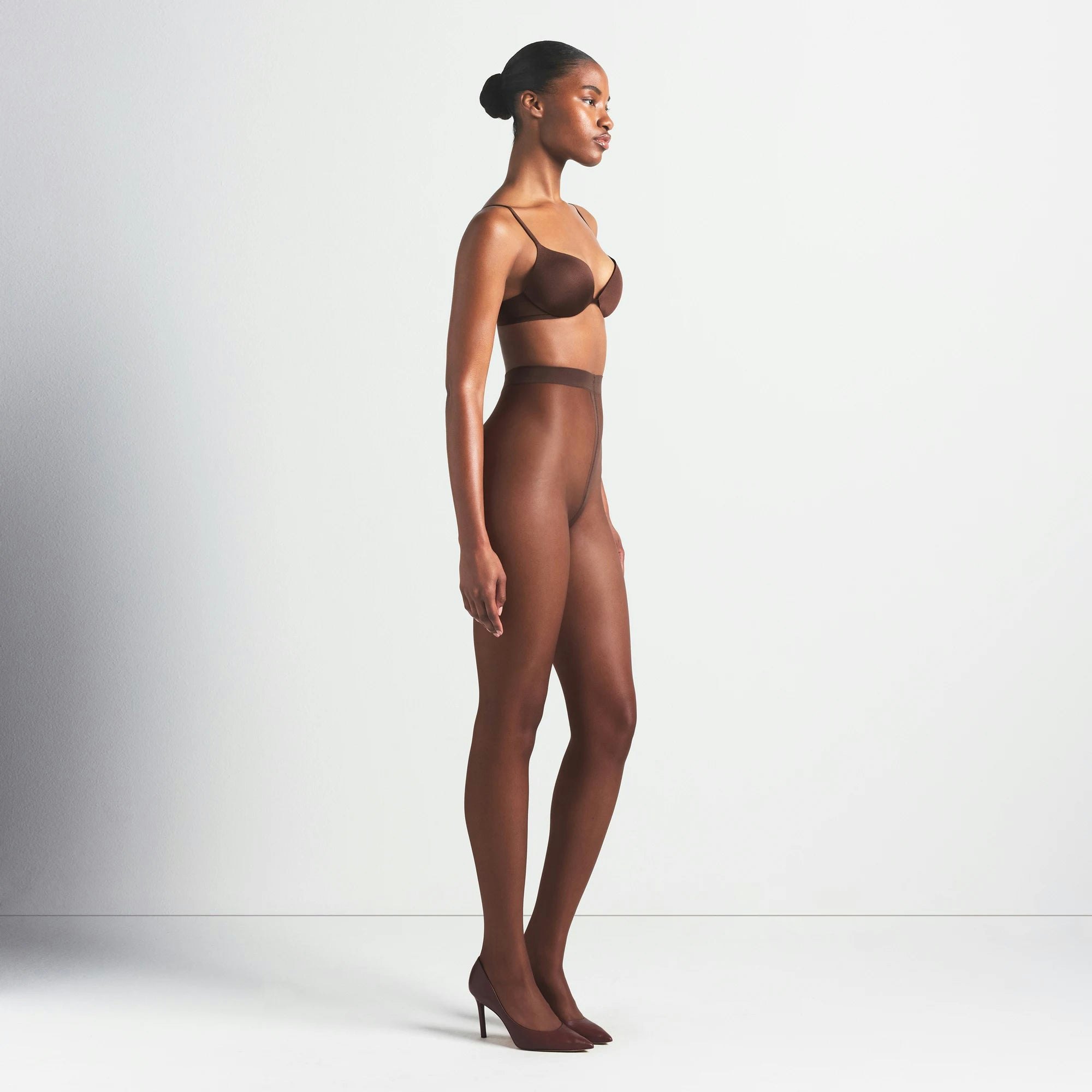 HOSIERY SHEER TIGHT | ESPRESSO ON A MODEL FRONT VIEW @ | FOCUS: 0.0, 1.0, 0.9