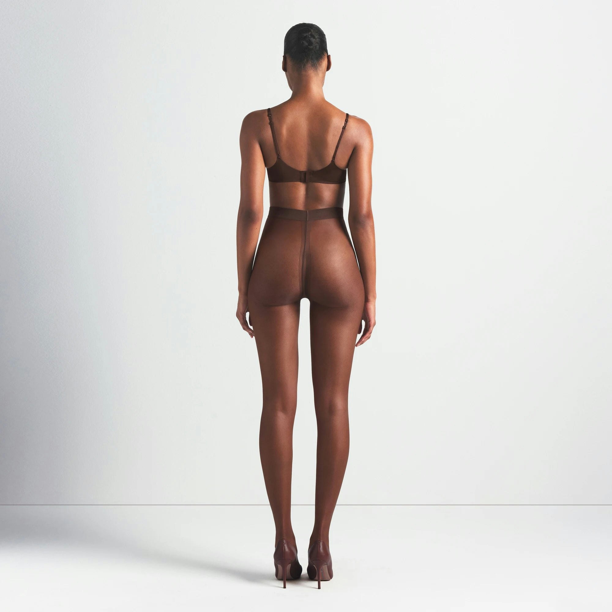 HOSIERY SHEER TIGHT | ESPRESSO ON A MODEL FRONT VIEW @ | FOCUS: 0.0, 1.0, 0.9