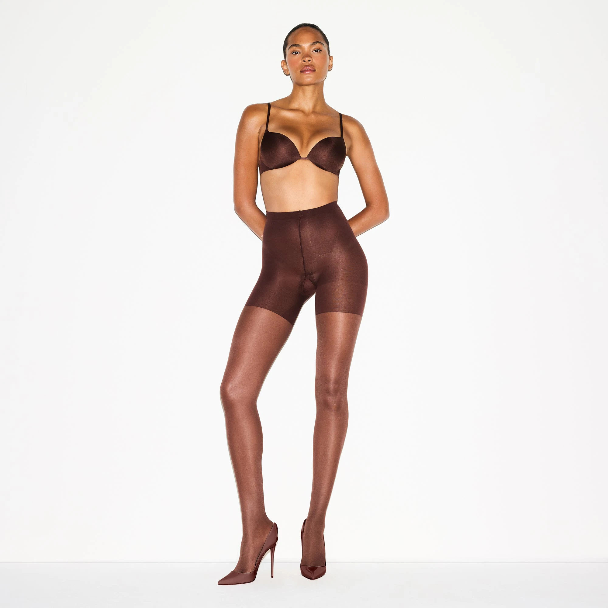 HOSIERY SHAPING TIGHTS | COCOA ON A MODEL FRONT VIEW @ | FOCUS: 0.0, 1.0, 0.9