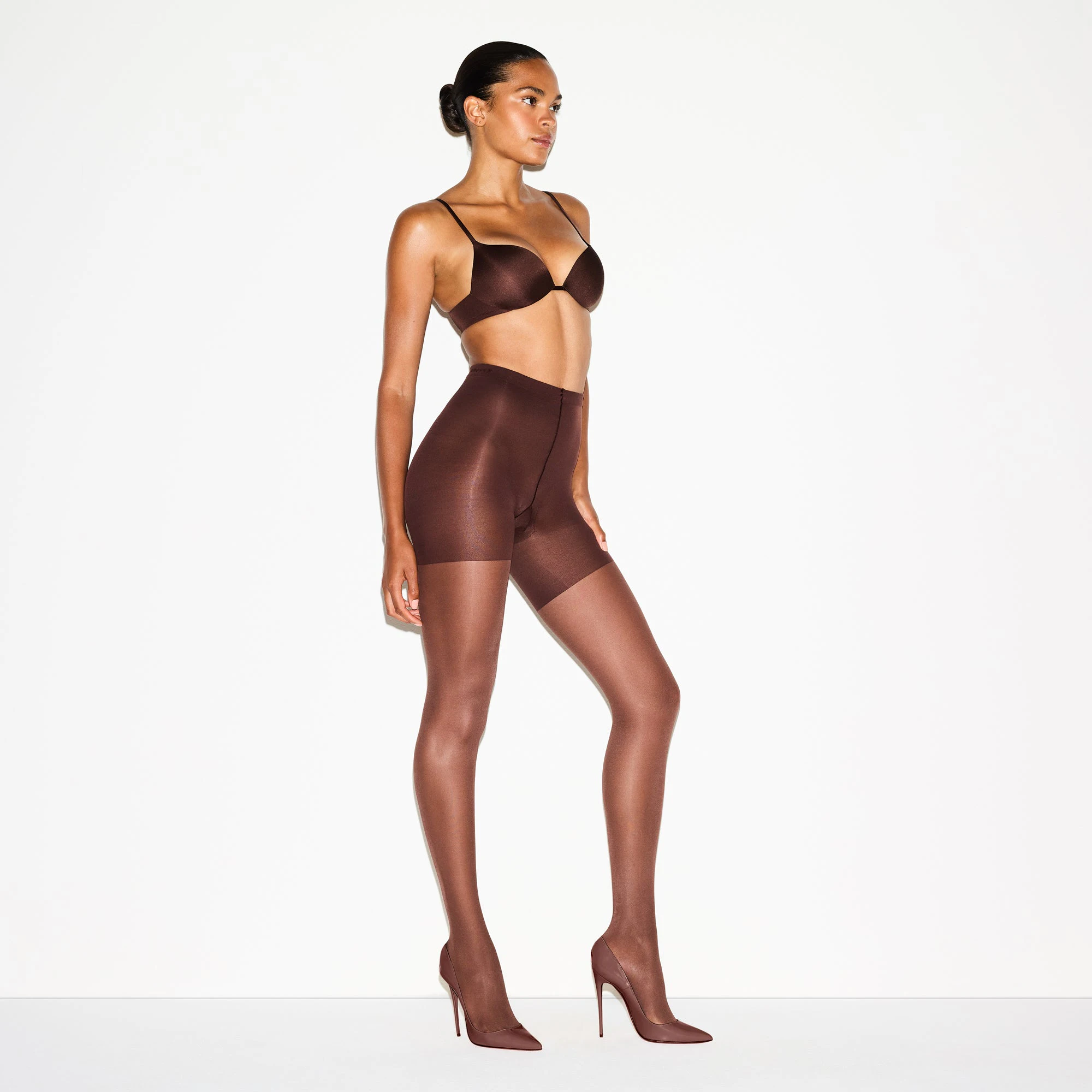 HOSIERY SHAPING TIGHTS | COCOA ON A MODEL FRONT VIEW @ | FOCUS: 0.0, 1.0, 0.9