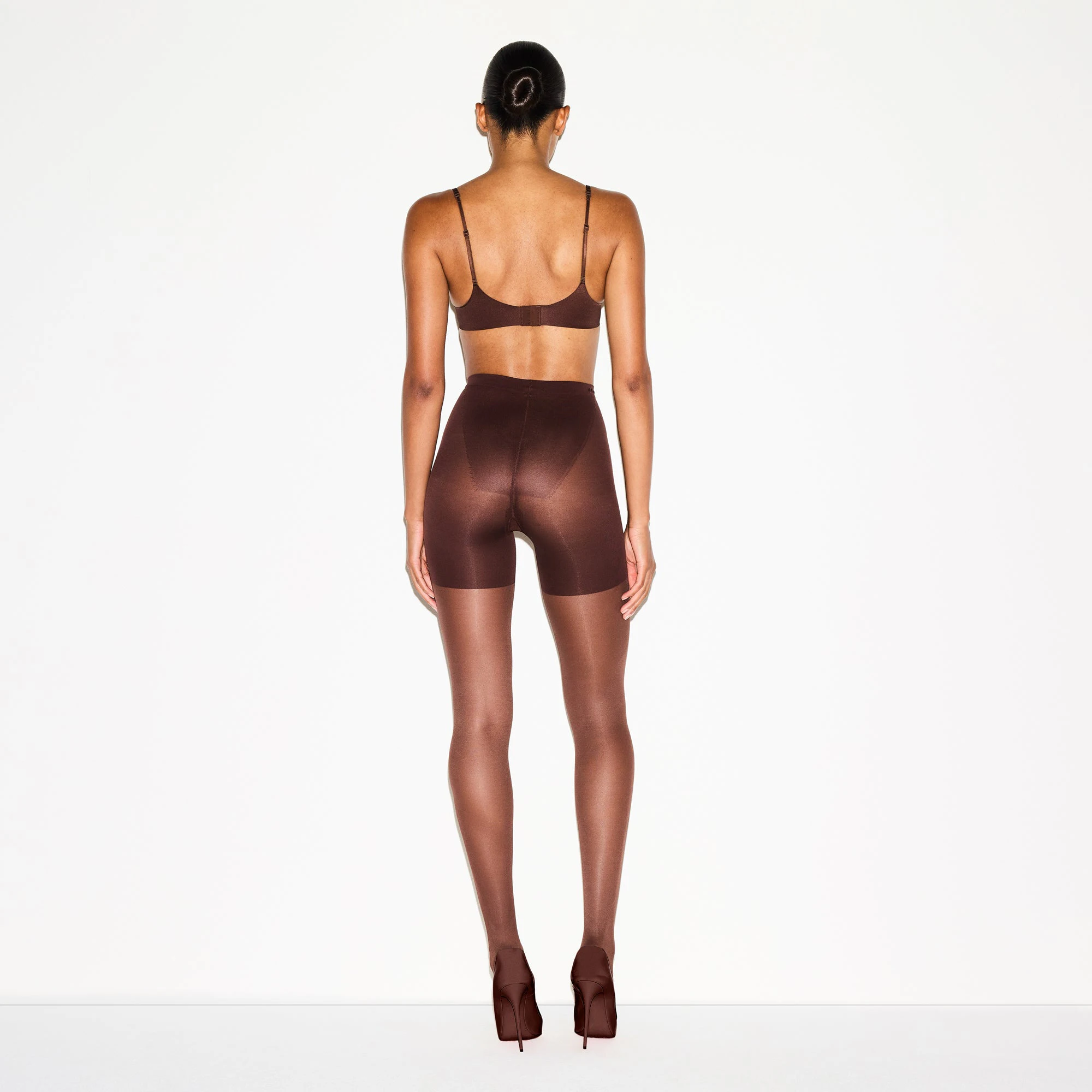HOSIERY SHAPING TIGHTS | COCOA ON A MODEL FRONT VIEW @ | FOCUS: 0.0, 1.0, 0.9