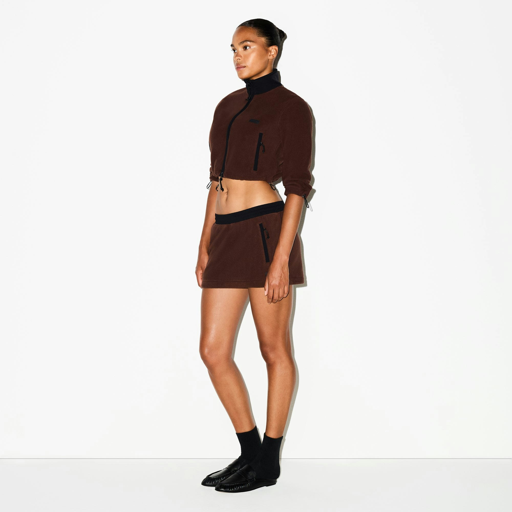 OUTDOOR FLEECE MINI SKIRT | COCOA ON A MODEL FRONT VIEW @ | FOCUS: 0.0, 1.0, 0.9