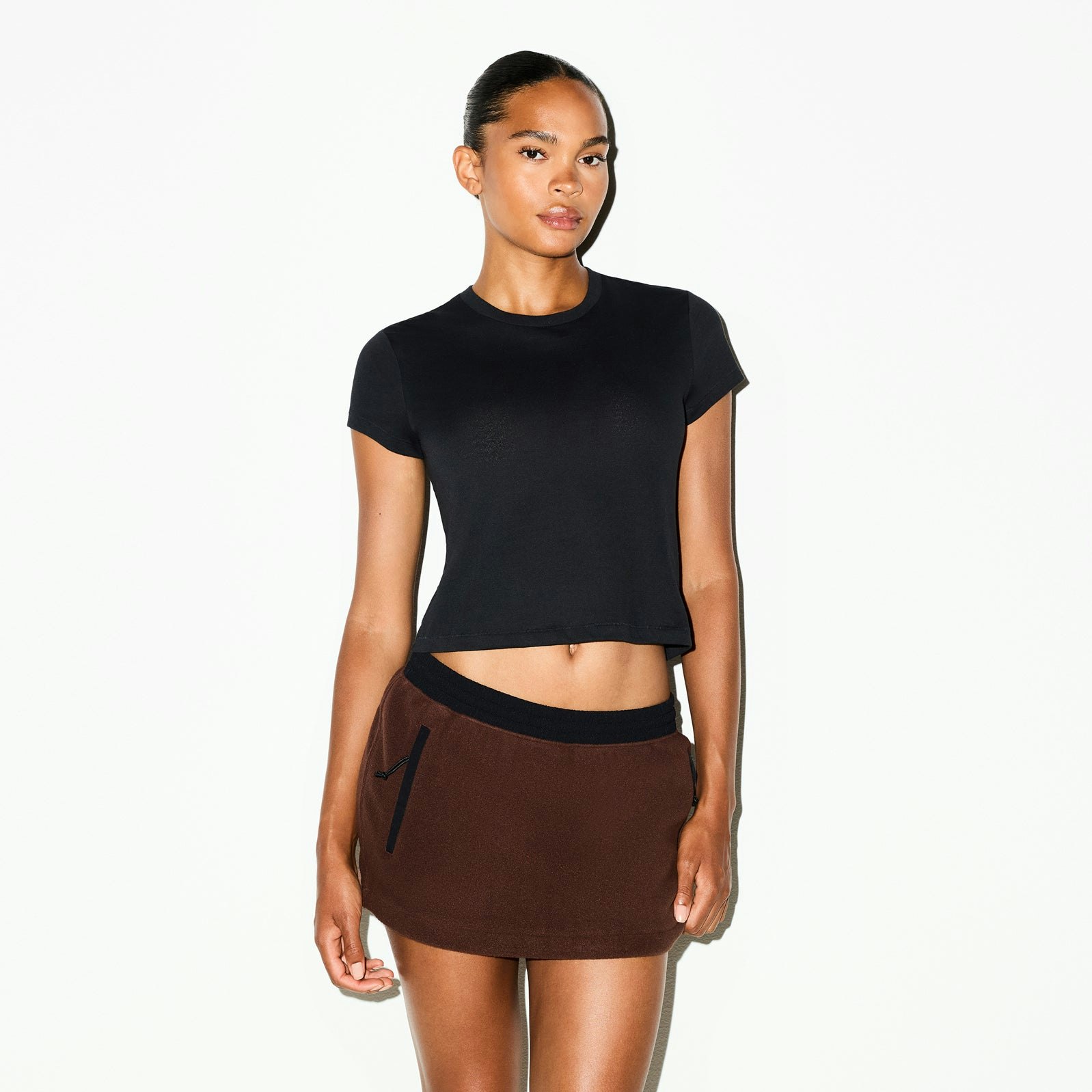 OUTDOOR FLEECE MINI SKIRT | COCOA ON A MODEL SIDE VIEW @ | FOCUS: 0.0, 1.0, 0.9