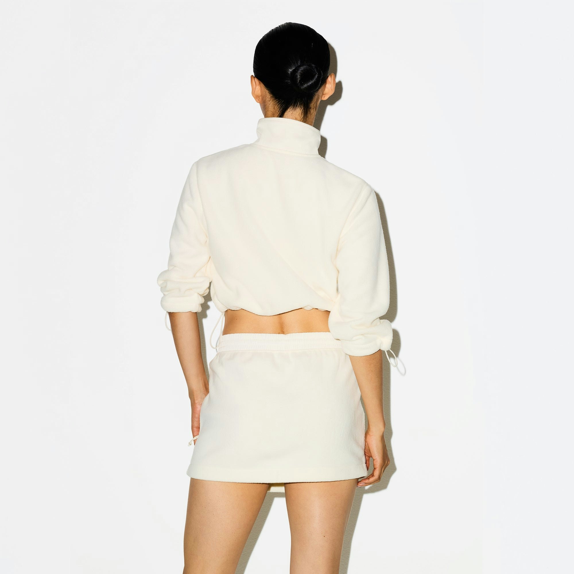 OUTDOOR FLEECE MINI SKIRT | ECRU ON A MODEL SIDE VIEW @ | FOCUS: 0.0, 1.0, 0.9